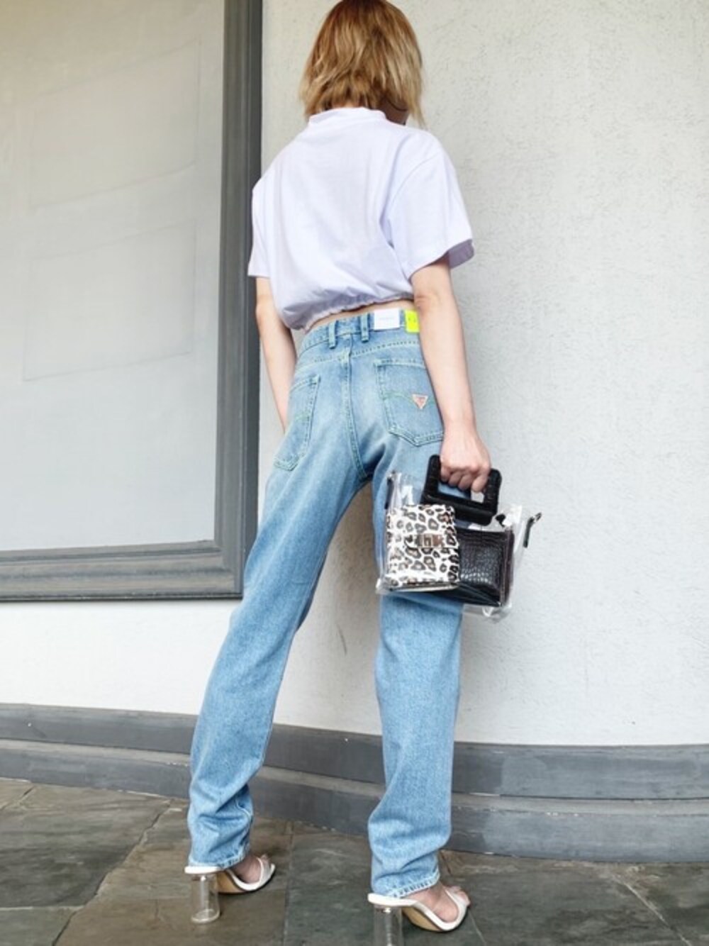 「デニム、ハイネック、リボン、デニムパンツ、guess、ゲス、ショート丈トップス、バックロゴ、モックネック、Guess Jeans 」｜「GuessのLogo Tie Crop Mock-Neck Tee（Tシャツ/カットソー、ホワイト系）」を使った、GUESS JAPANさん（レディース・162cm）の夏コーディネートの1枚目の写真