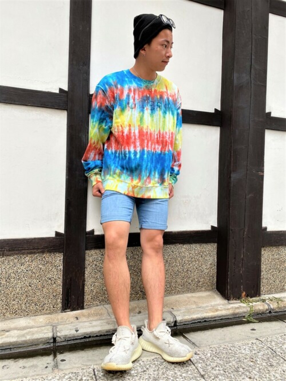 その他のスウェット、ブルー系のデニムパンツを着用したメンズの夏コーディネートの1枚目の写真