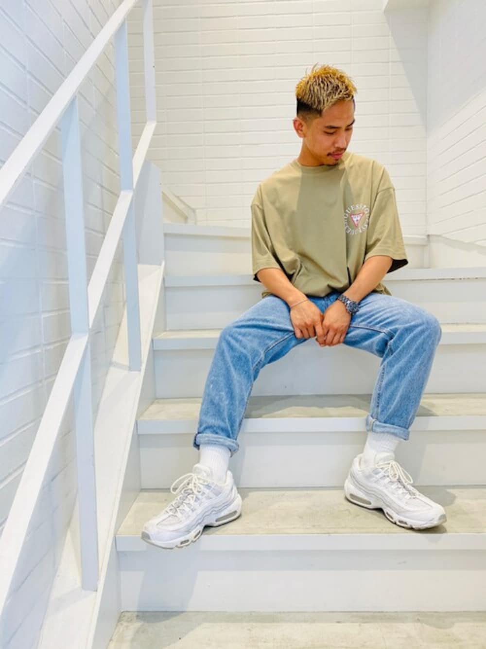 ブラウン系のTシャツ/カットソー、ブルー系のデニムパンツを着用したメンズの夏コーディネートの1枚目の写真