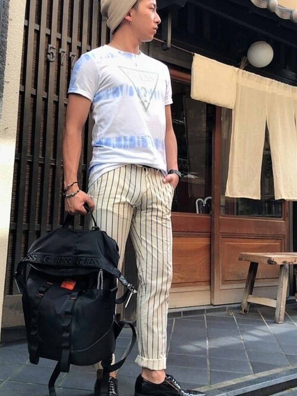 ホワイト系のTシャツ/カットソー、ホワイト系のその他パンツを着用したメンズの夏コーディネートの1枚目の写真