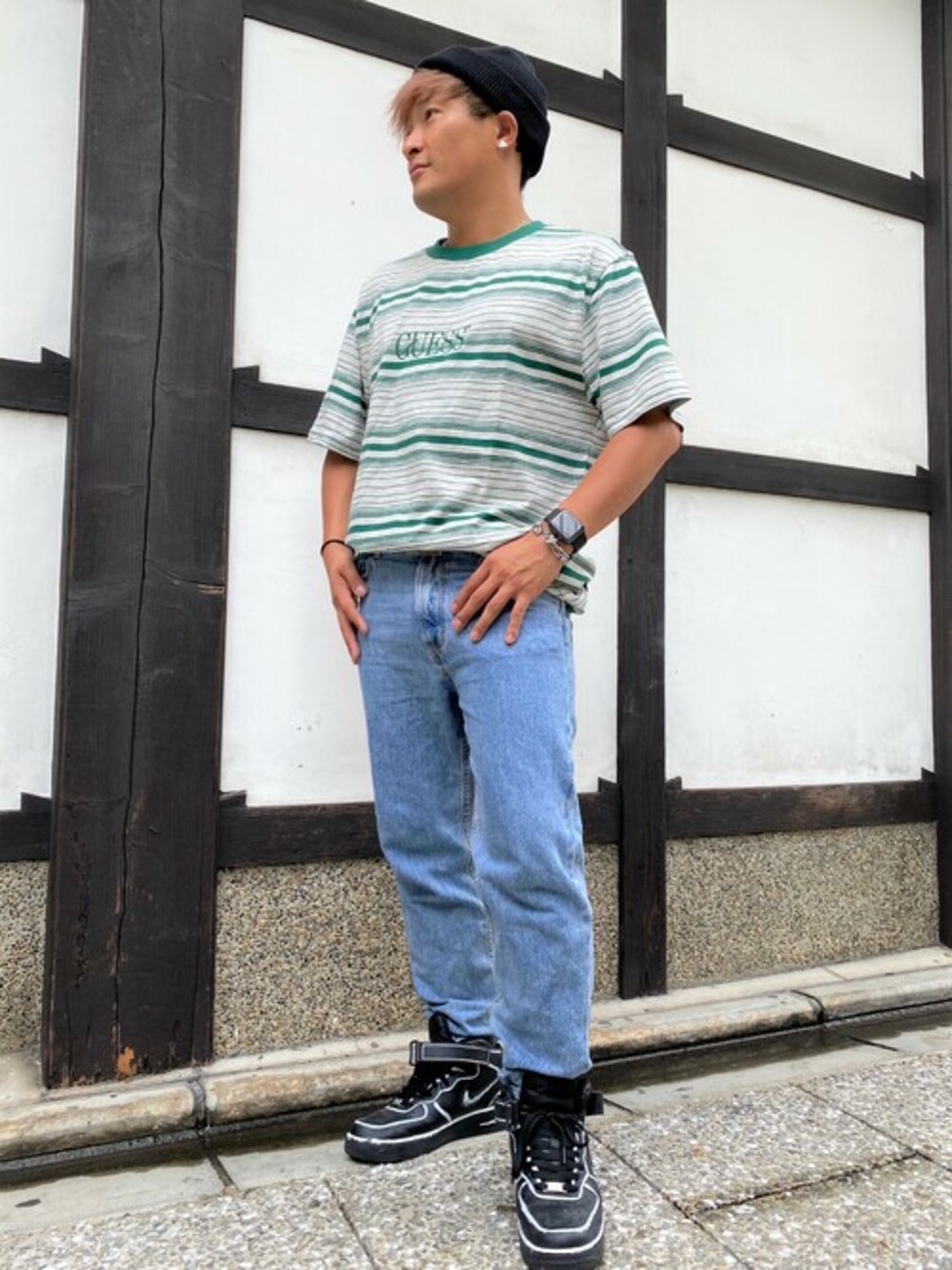 グリーン系のTシャツ/カットソー、ブルー系のデニムパンツを着用したメンズの夏コーディネートの1枚目の写真