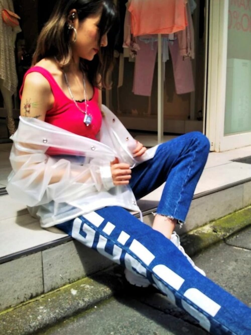 「ハイウエスト、タンクトップ、スキニーデニム、透け感、guess、ゲス、ショート丈トップス、Guess Jeans 、ロゴデニム、クリアジャケット」｜「GuessのSleeveless Ribbed Logo Tank（タンクトップ、ピンク系）」を使った、GUESS JAPANさん（レディース・165cm）の夏コーディネートの1枚目の写真