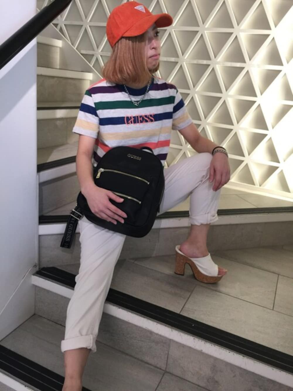 その他のTシャツ/カットソー、ホワイト系のデニムパンツ、ブラック系のバックパック/リュックを着用したレディースの夏コーディネートの1枚目の写真