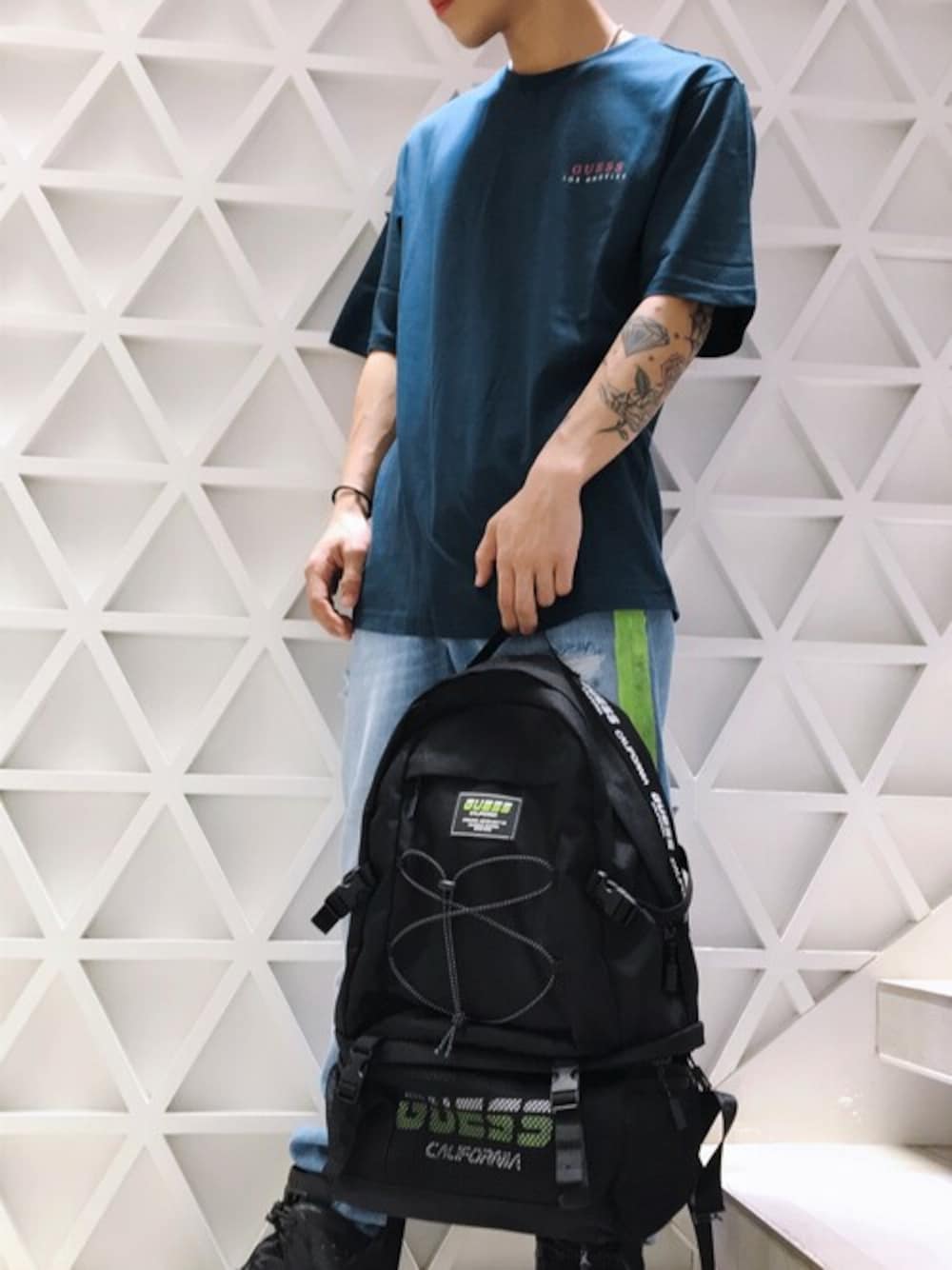 「デニム、バックパック、オーバーサイズ、ネオンカラー、ダメージデニムパンツ、guess、ネオンイエロー、大容量、ラインパンツ、Guess Jeans 」｜「GuessのEco Drake Neon Contrast Denim Pant（デニムパンツ、ブルー系）」を使った、GUESS JAPANさん（メンズ・170cm）の夏コーディネートの1枚目の写真