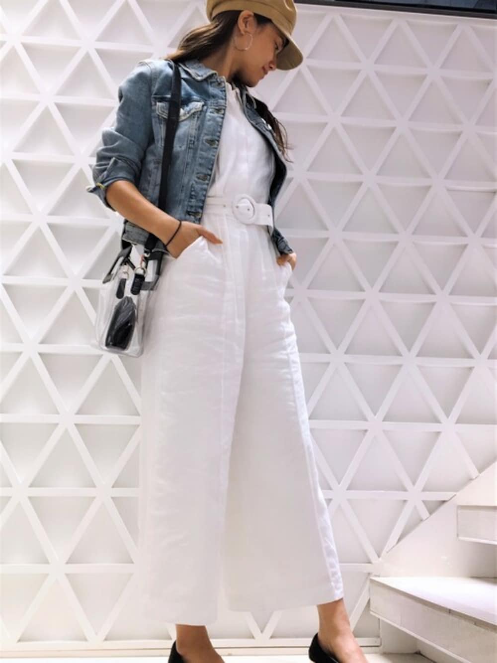 「デニムジャケット、ショルダーバッグ、オールインワン、ジャンプスーツ、ノースリーブ、guess、クリアバッグ、ゲス、タイトシルエット、Guess Jeans 」｜「GuessのIlaria Jumpsuit（つなぎ/オールインワン、ホワイト系）」を使った、GUESS JAPANさん（レディース・160cm）の夏コーディネートの1枚目の写真