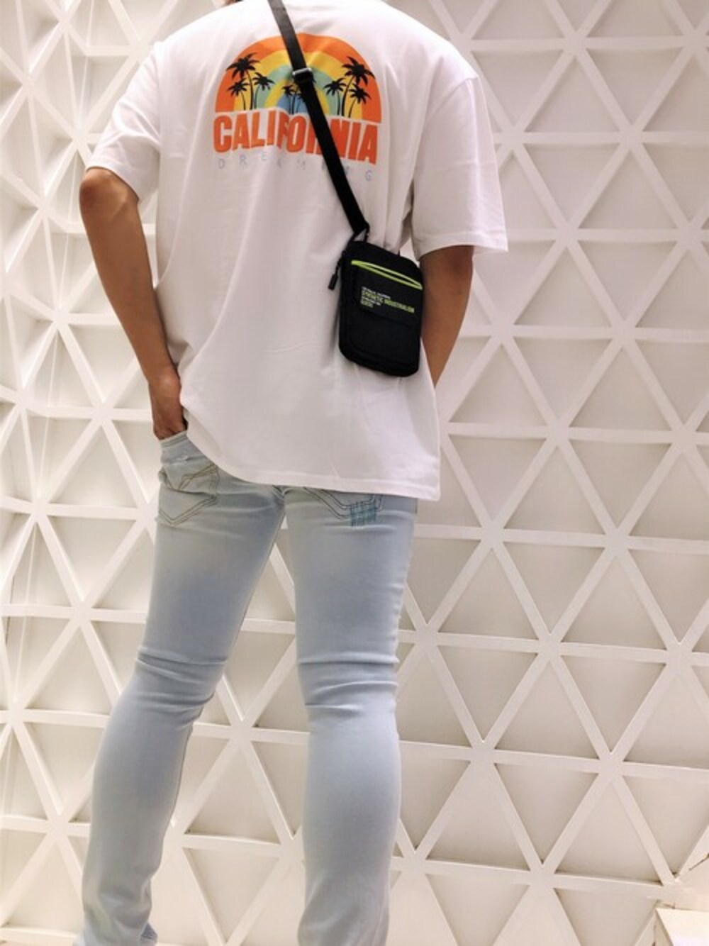 ホワイト系のTシャツ/カットソー、ブルー系のデニムパンツ、ブラック系のショルダーバッグを着用したメンズの夏コーディネートの1枚目の写真