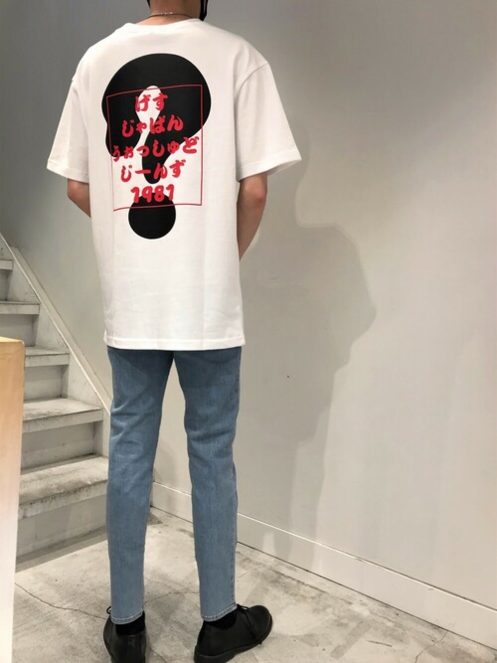 ホワイト系のTシャツ/カットソー、ブルー系のデニムパンツを着用したメンズの夏コーディネートの1枚目の写真