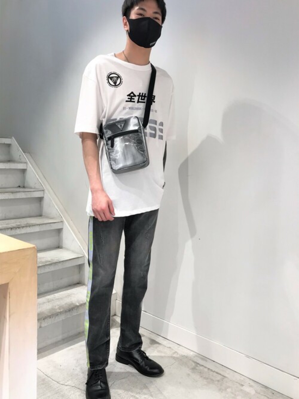 ホワイト系のTシャツ/カットソー、ブラック系のデニムパンツ、グレー系のショルダーバッグを着用したメンズの夏コーディネートの1枚目の写真