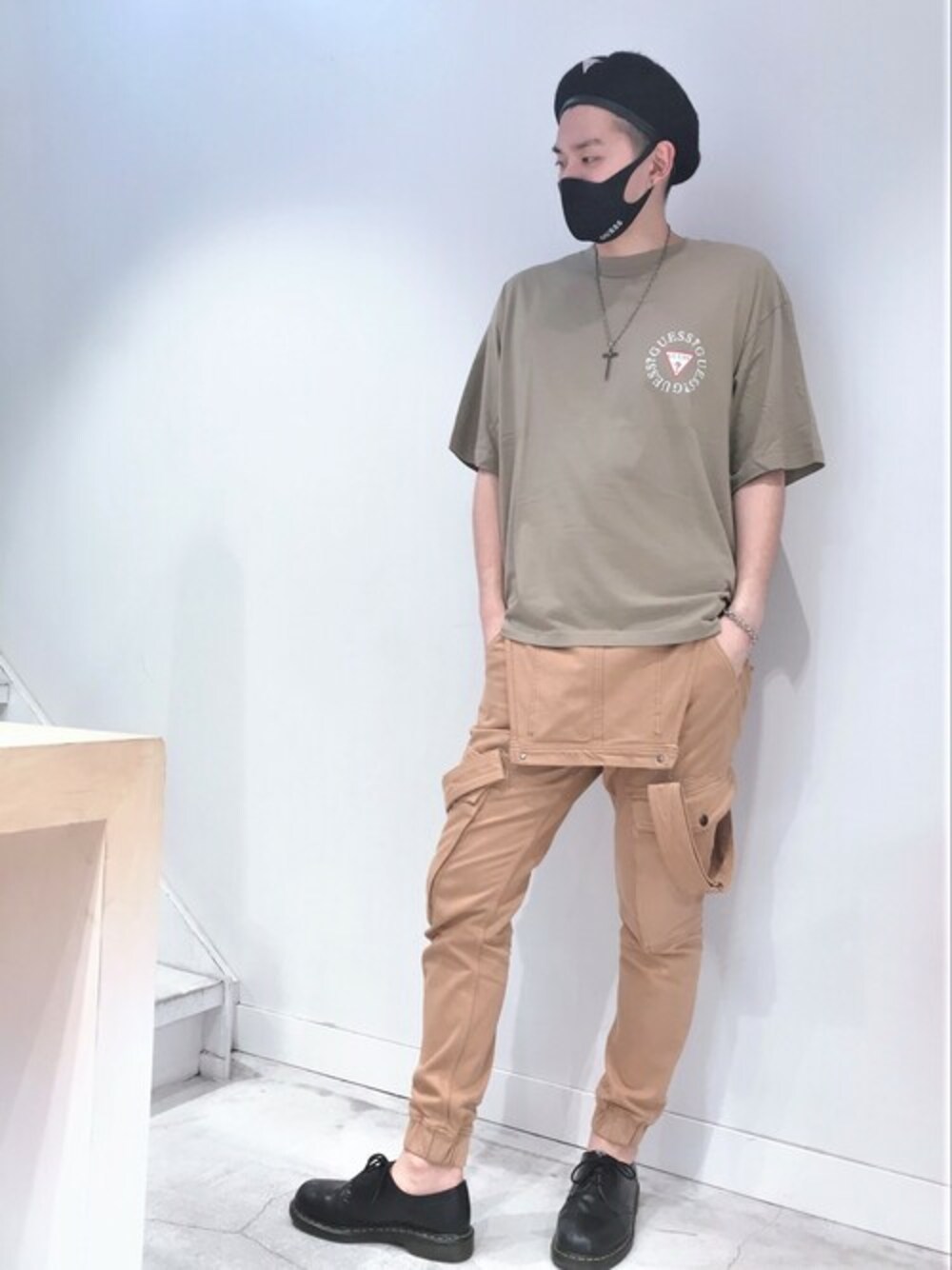 ブラウン系のTシャツ/カットソーを着用したメンズの夏コーディネートの1枚目の写真