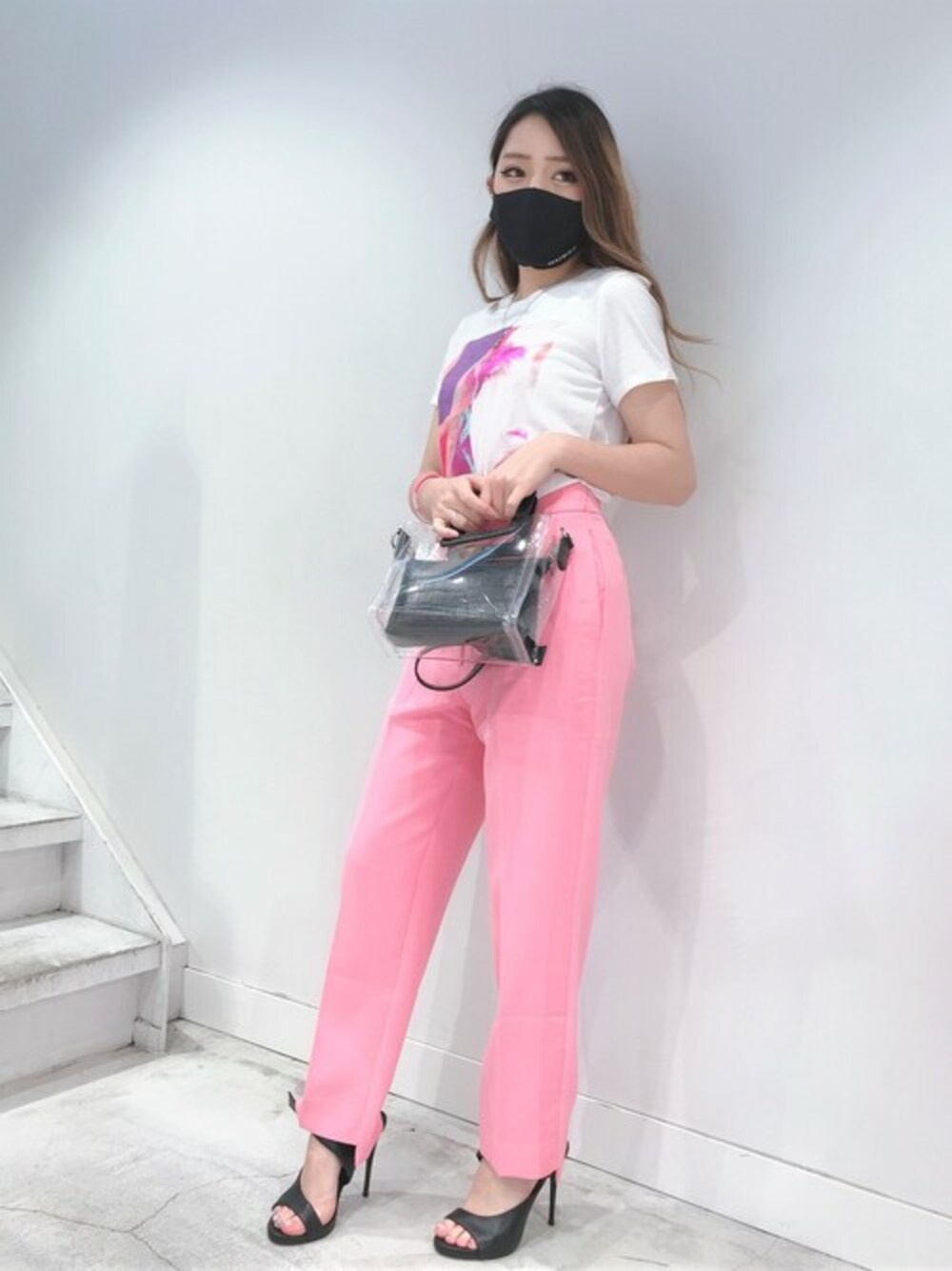 ホワイト系のTシャツ/カットソー、ピンク系のその他パンツ、ブラック系のトートバッグを着用したレディースの夏コーディネートの1枚目の写真