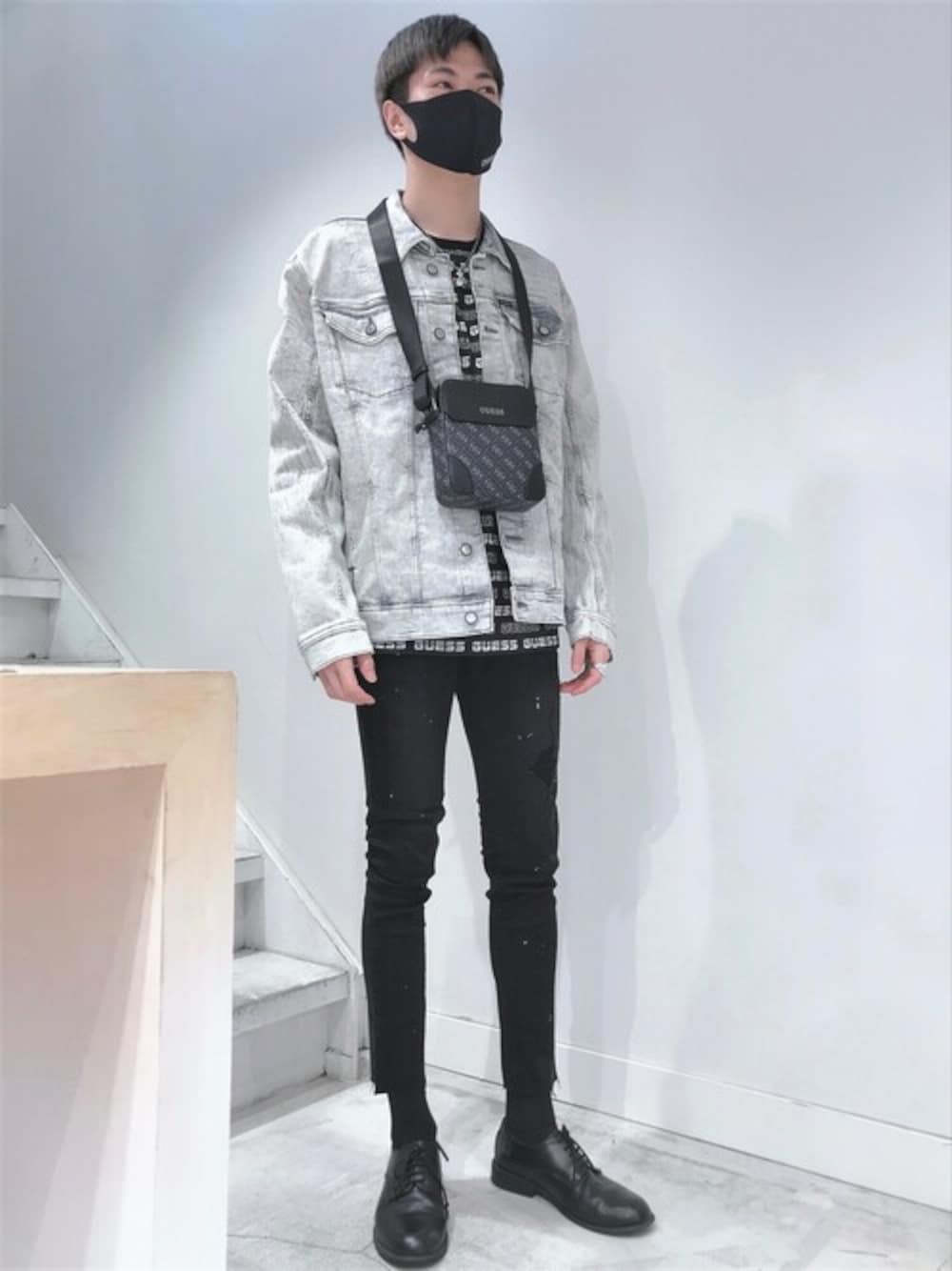 「デニム、デニムジャケット、ケミカルウォッシュ、スキニーデニム、黒スキニー、guess、ウォッシュデニム、ペイントデニム、グレーデニム、Guess Jeans 」｜「GuessのTYSON DENIM JACKET（デニムジャケット、グレー系）」を使った、GUESS JAPANさん（メンズ・179cm）の夏コーディネートの1枚目の写真