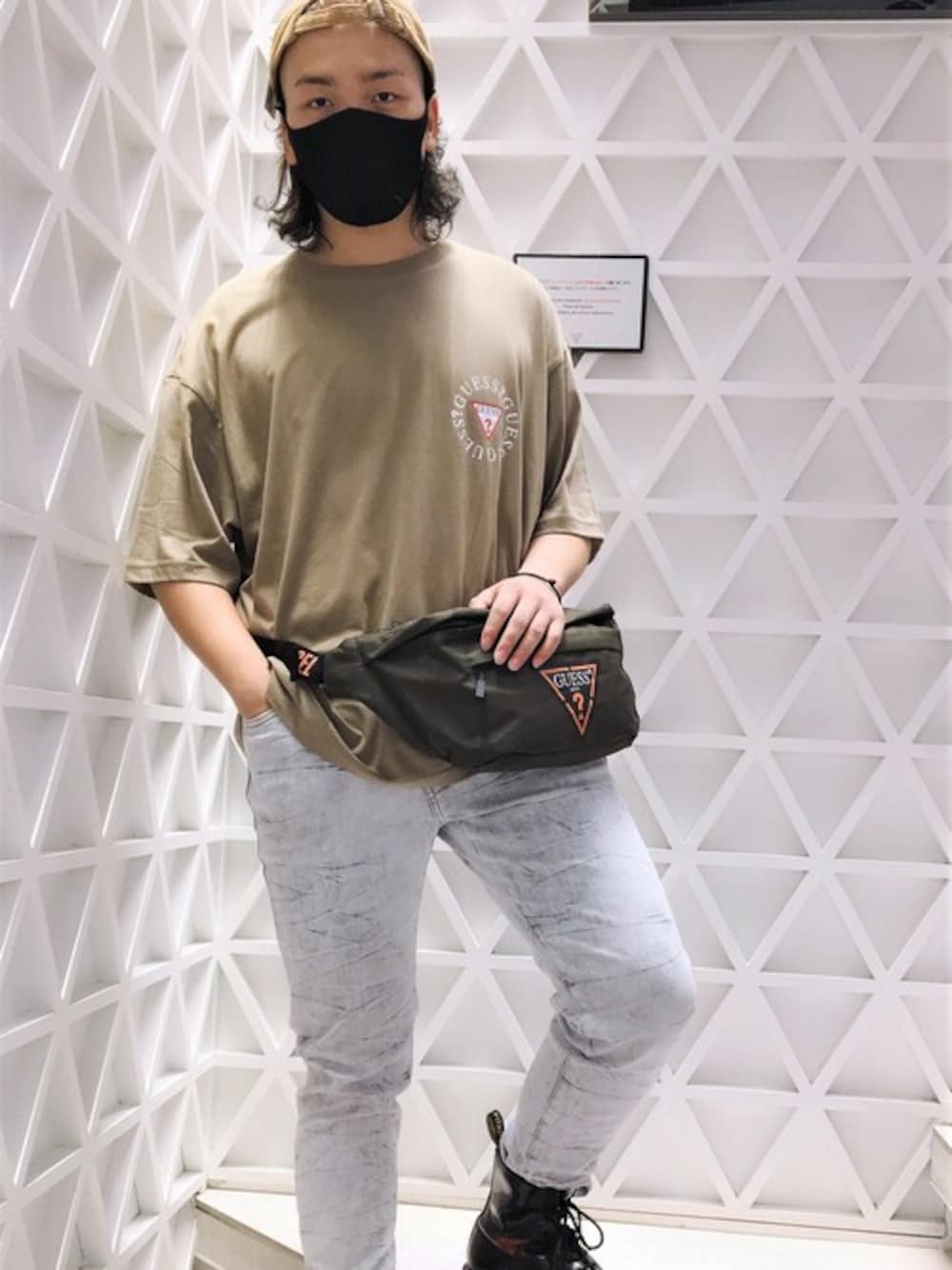 「Tシャツ、オーバーサイズ、カーキ、スリムパンツ、バックプリント、guess、グレーデニム、Guess Jeans 、コーデゥロイ」｜「GuessのOversized Circle Triangle Logo Tee（Tシャツ/カットソー、ブラウン系）」を使った、GUESS JAPANさん（メンズ・180cm）の夏コーディネートの1枚目の写真