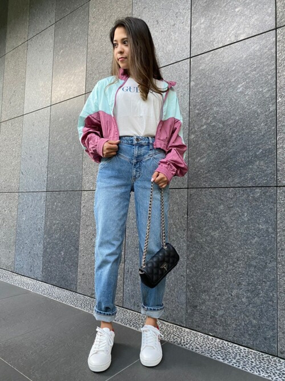 「デニム、ロゴT、ショルダーバッグ、ウィンドブレーカー、ミニバッグ、ショートジャケット、guess、ショート丈トップス、ルーズデニム、Guess Jeans 」｜「GuessのGUESS Originals Front Logo Crop Tee（Tシャツ/カットソー、ホワイト系）」を使った、GUESS JAPANさん（レディース・154cm）の夏コーディネートの1枚目の写真