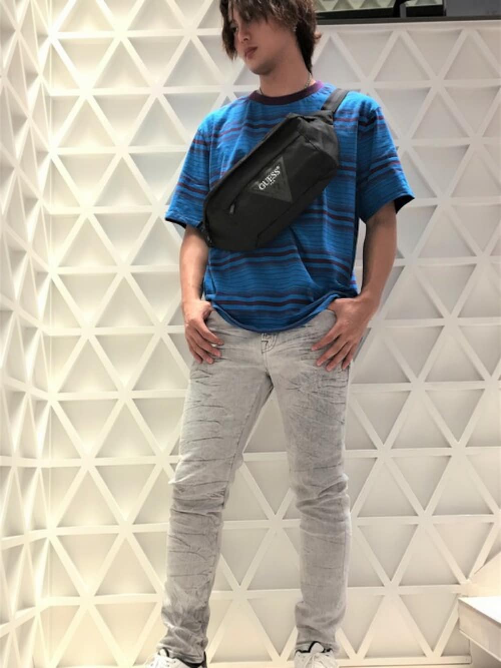 ブルー系のTシャツ/カットソー、グレー系のデニムパンツを着用したメンズの夏コーディネートの1枚目の写真