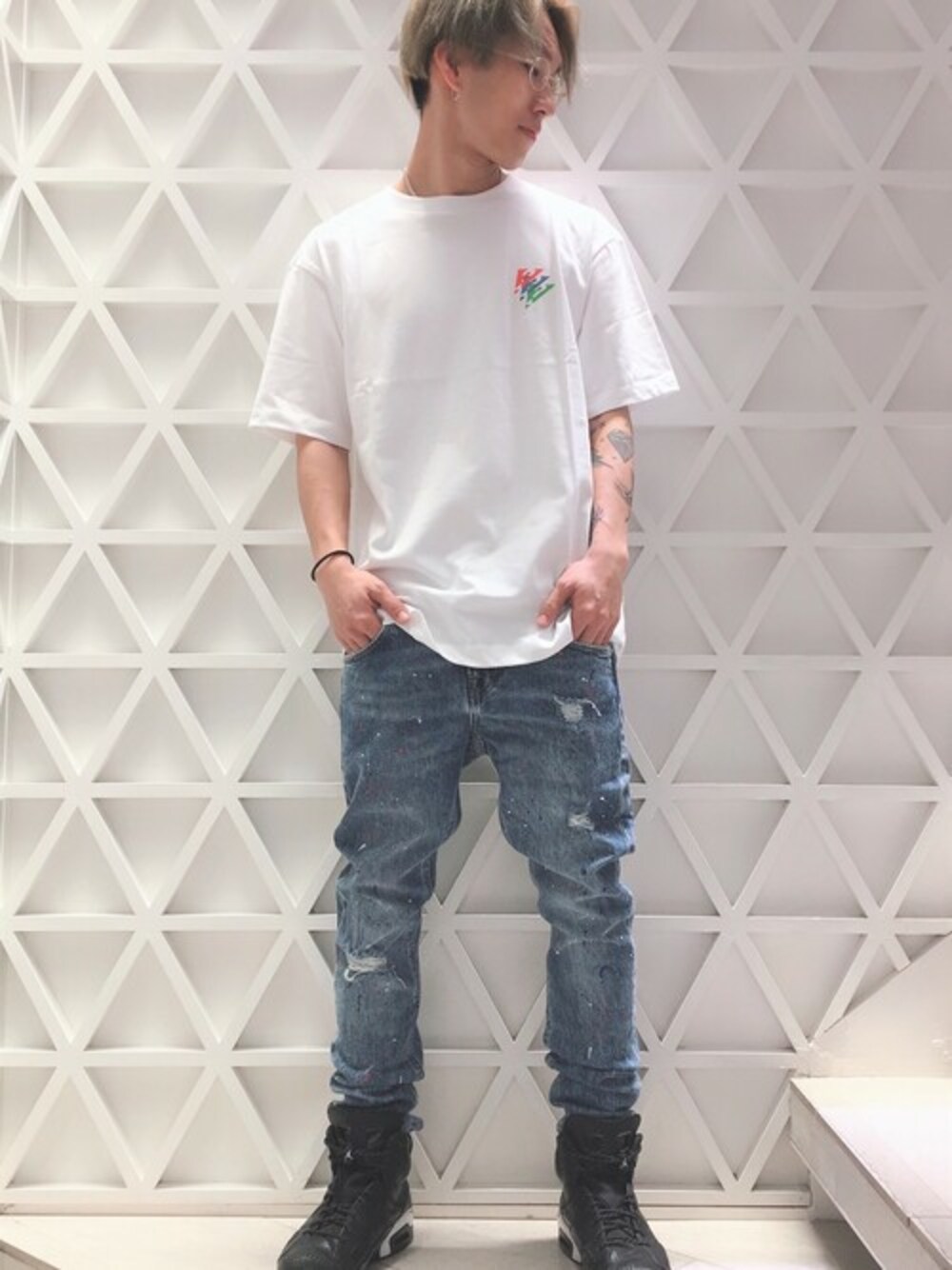 ホワイト系のTシャツ/カットソー、ブルー系のデニムパンツを着用したメンズの夏コーディネートの1枚目の写真