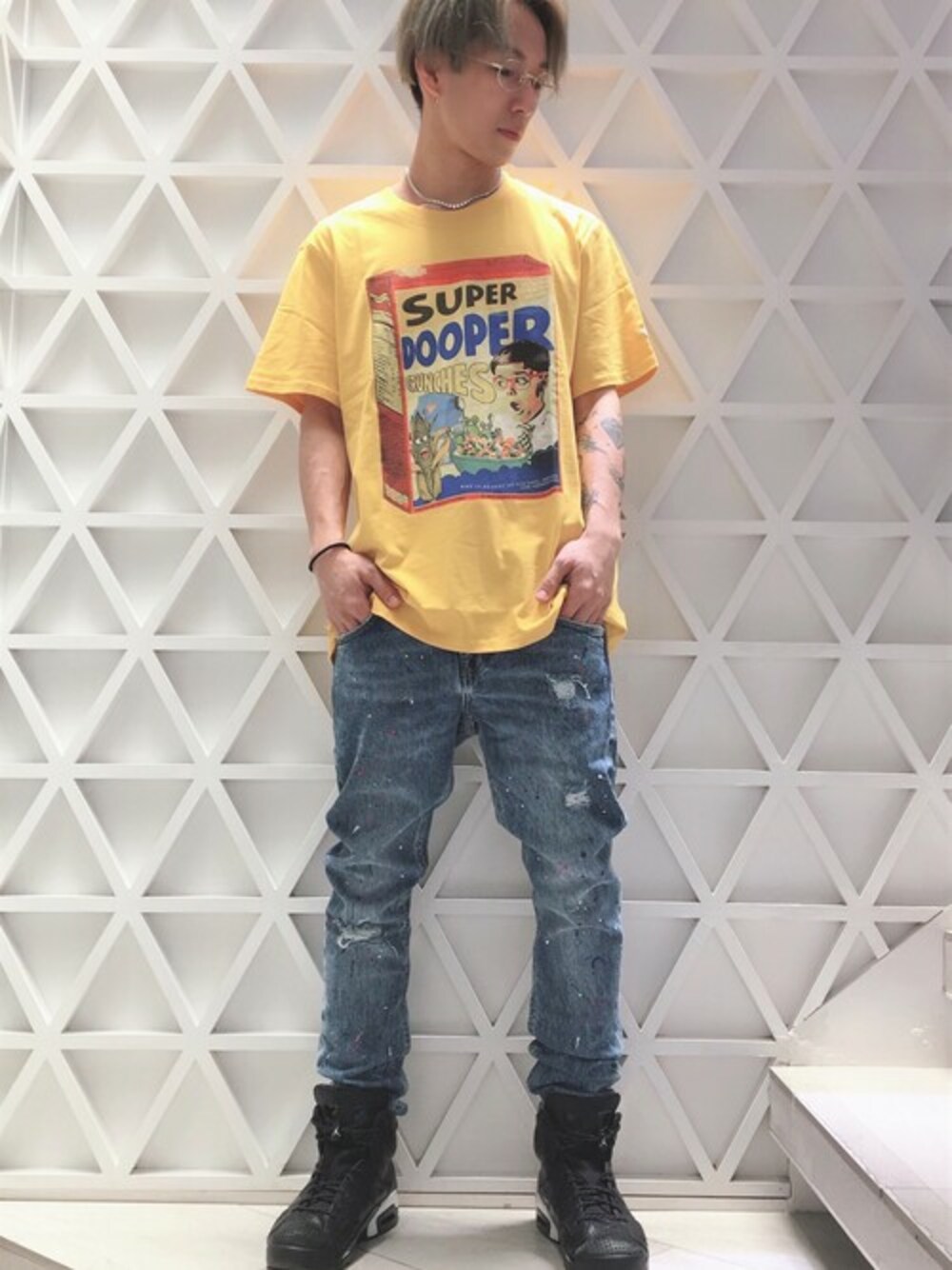 イエロー系のTシャツ/カットソー、ブルー系のデニムパンツを着用したメンズの夏コーディネートの1枚目の写真