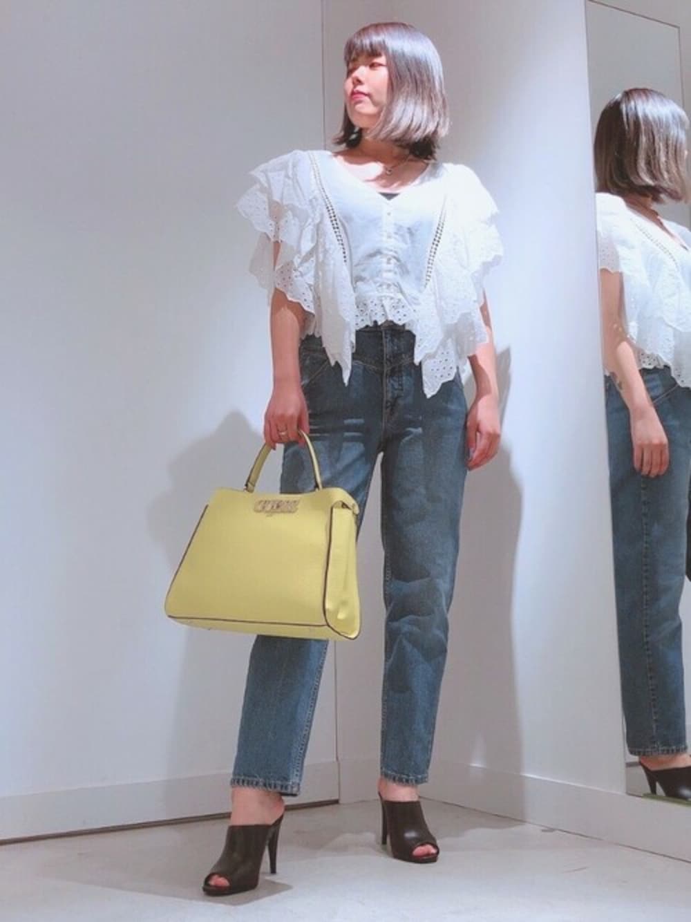 「デニム、ハイウエスト、フリル、ストレートパンツ、guess、フリルトップス、ゲス、ショート丈トップス、イエローバッグ、Guess Jeans 」｜「GuessのMarzia Ruffle Top（Tシャツ/カットソー、ホワイト系）」を使った、GUESS JAPANさん（レディース・163cm）の秋コーディネートの1枚目の写真