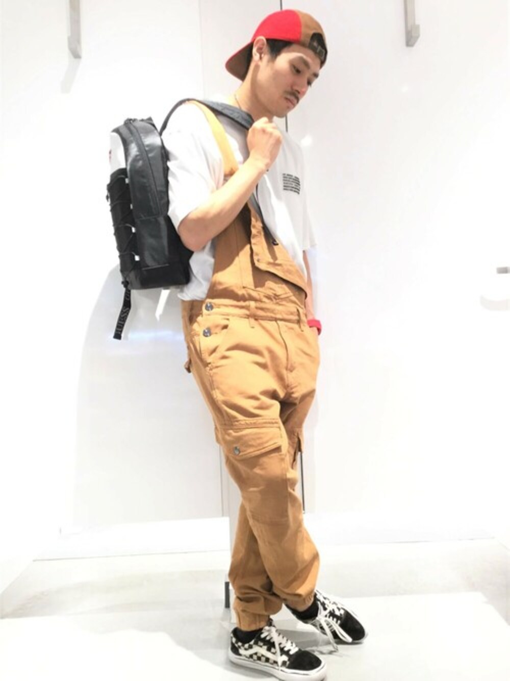 「カジュアル、バックパック、オールインワン、オーバーサイズ、ラフ、カジュアルコーデ、白Tシャツ、guess、ゲス、バックパックコーデ」｜「GuessのSide-Zip Tee（Tシャツ/カットソー、ホワイト系）」を使った、GUESS JAPANさん（メンズ・174cm）の秋コーディネートの1枚目の写真
