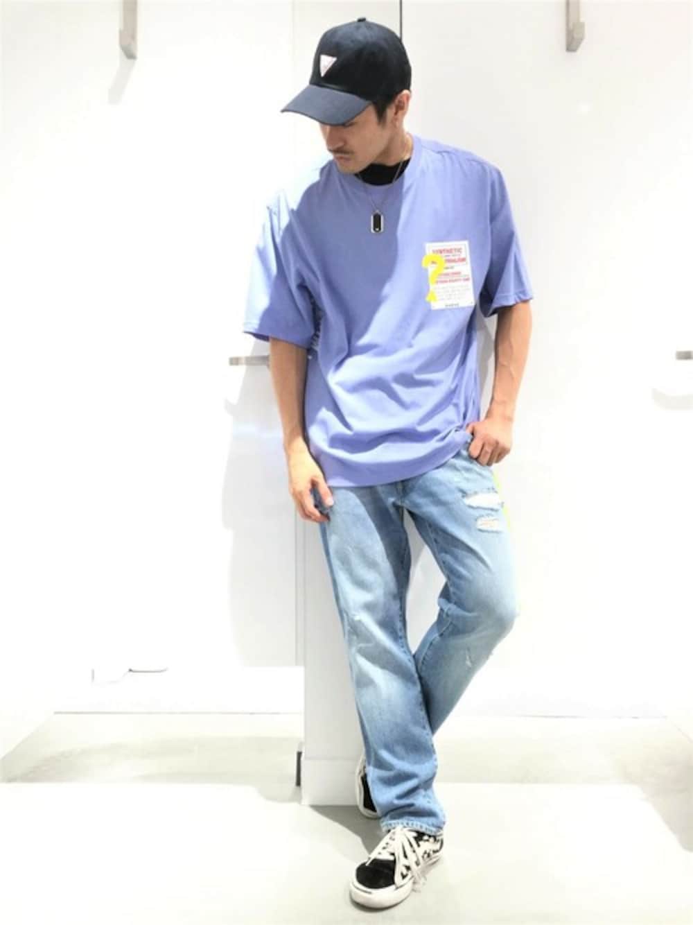 「ブルー、Tシャツ、オーバーサイズ、ネオンカラー、guess、ロゴキャップ、Tシャツ×デニム、ラインパンツ、Guess Jeans 、ラインデニム」｜「GuessのSidetape Synthetic Logo Tee（Tシャツ/カットソー、ブルー系）」を使った、GUESS JAPANさん（メンズ・174cm）の秋コーディネートの1枚目の写真