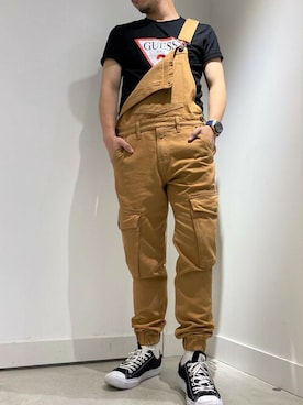 「Guess（ゲス）のアイテム（サロペット/オーバーオール）」を使った、GUESS JAPANさん（メンズ・167cm）の秋コーディネート