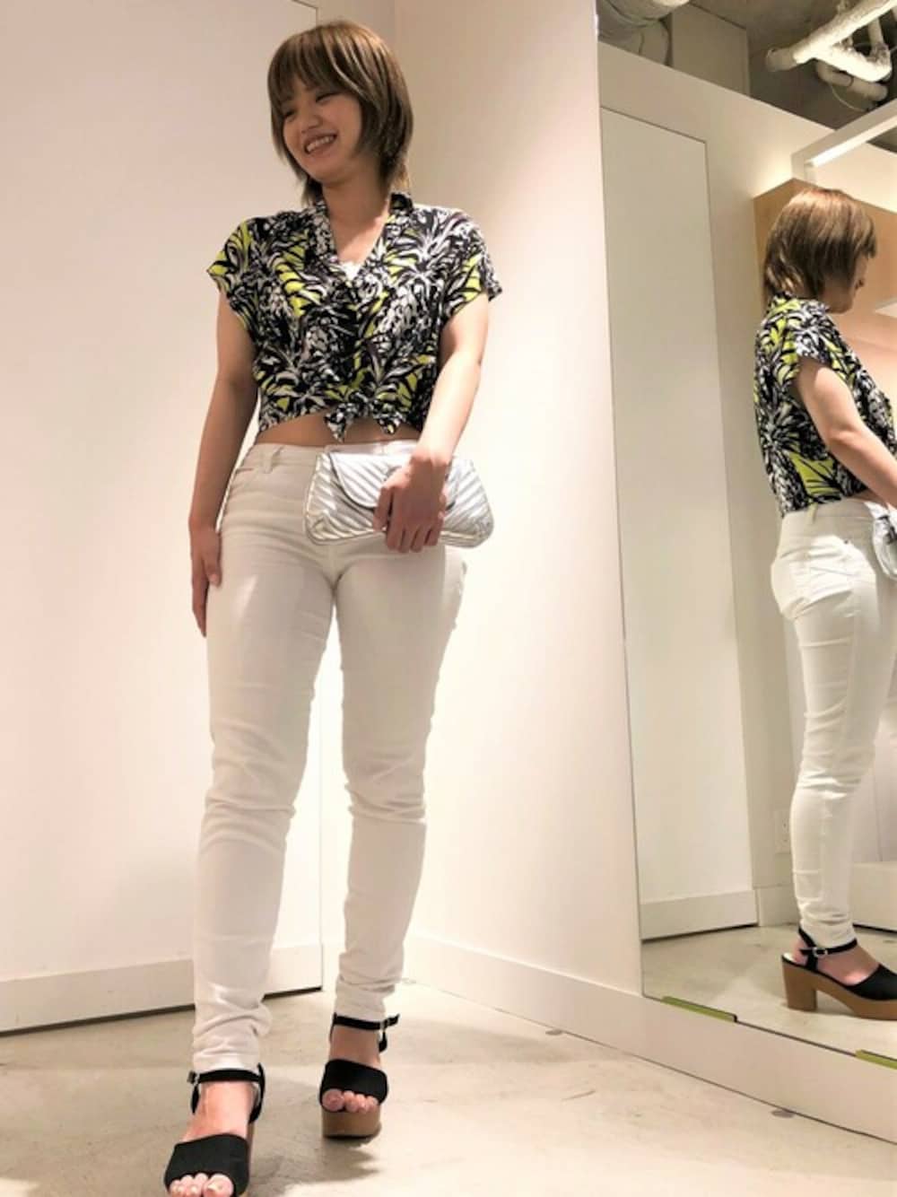 その他のシャツ/ブラウス、ホワイト系のタンクトップ、ホワイト系のデニムパンツを着用したレディースの秋コーディネートの1枚目の写真