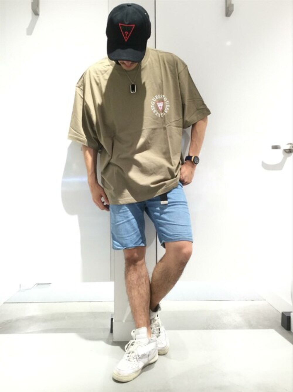 ブラウン系のTシャツ/カットソー、ブルー系のデニムパンツを着用したメンズの秋コーディネートの1枚目の写真