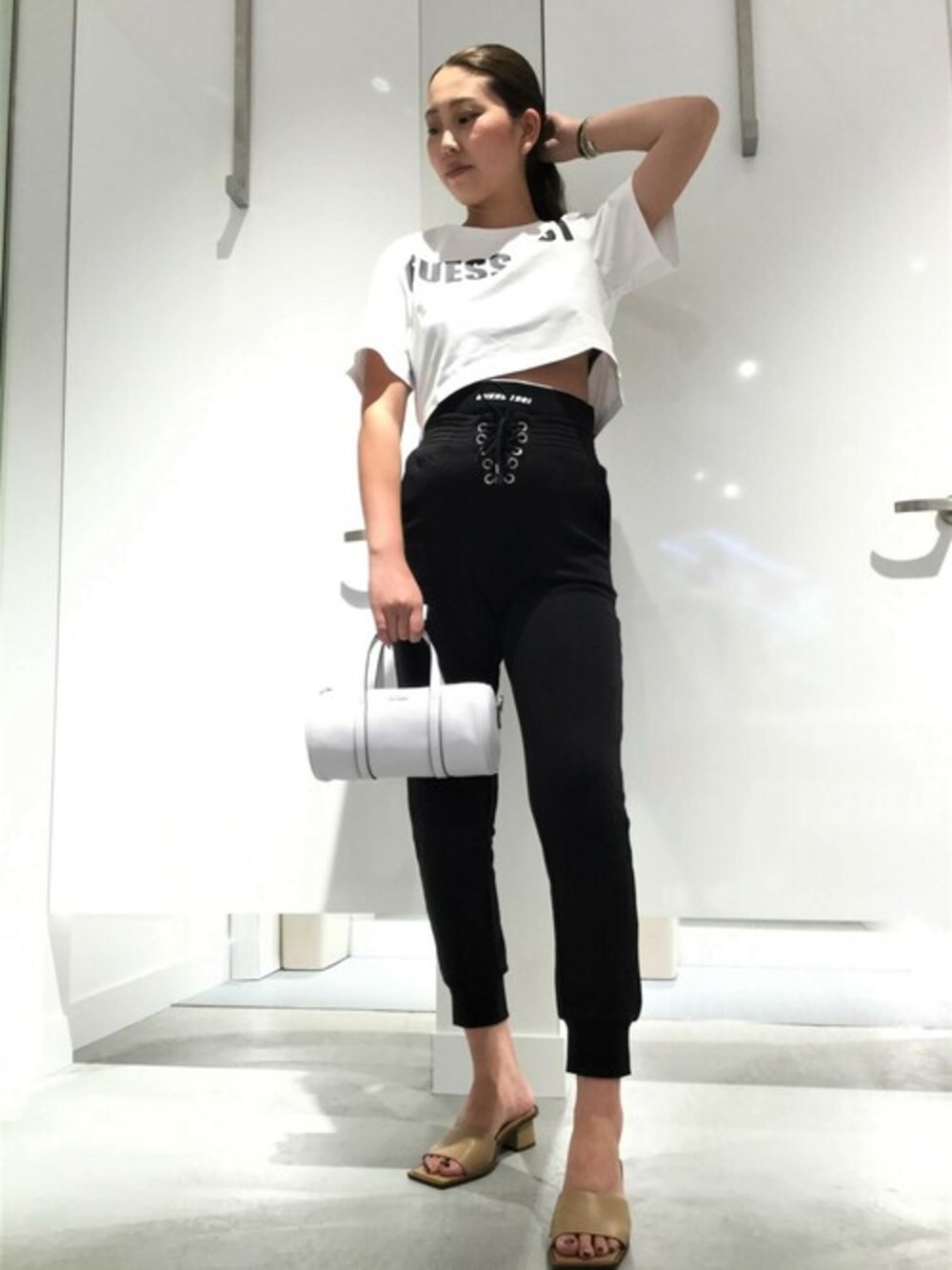 ホワイト系のTシャツ/カットソー、ブラック系のその他パンツ、ホワイト系のショルダーバッグを着用したレディースの秋コーディネートの1枚目の写真