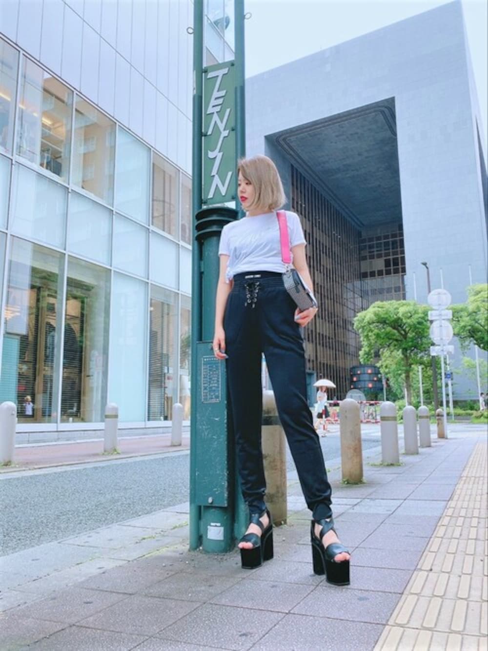 ホワイト系のTシャツ/カットソー、ブラック系のその他パンツ、ブラック系のショルダーバッグを着用したレディースの秋コーディネートの1枚目の写真