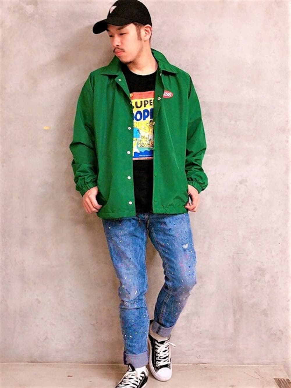「デニム、アウター、キャップ、ロゴ、コーチジャケット、スキニーデニム、guess、ゲス、ナイロンパンツ、guessjeans」｜「GuessのGUESS Originals Red Logo Coaches Jacket（ナイロンジャケット、グリーン系）」を使った、GUESS JAPANさん（レディース・168cm）の秋コーディネートの1枚目の写真