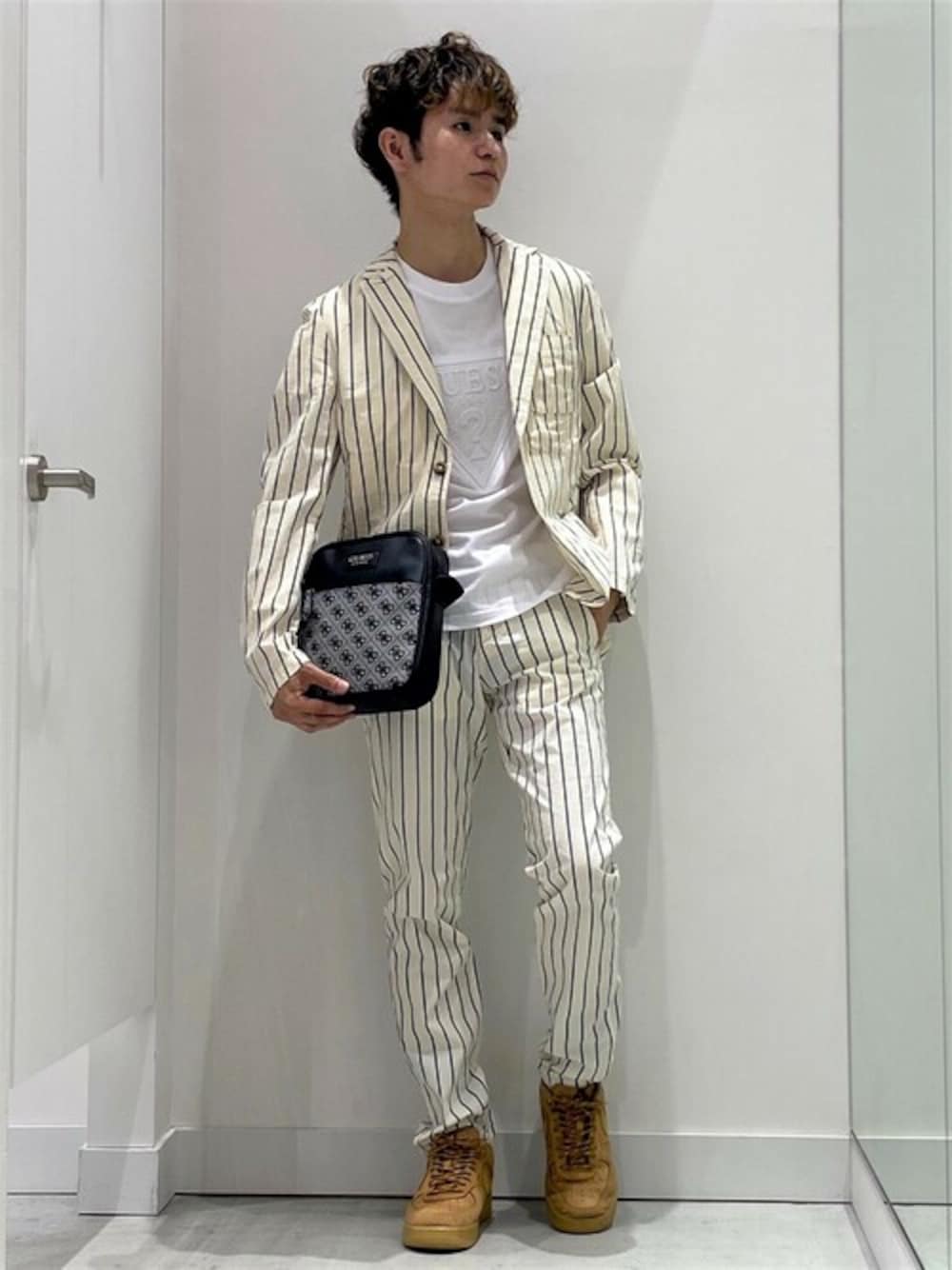 「ジャケット、セットアップ、ストライプ、ブレザー、ホワイトコーデ、ロゴTシャツ、guess、ゲス、Guess Jeans 、ショルターバッグ」｜「GuessのEmboss Triangle Logo Tee（Tシャツ/カットソー、ホワイト系）」を使った、GUESS JAPANさん（メンズ・168cm）の秋コーディネートの1枚目の写真