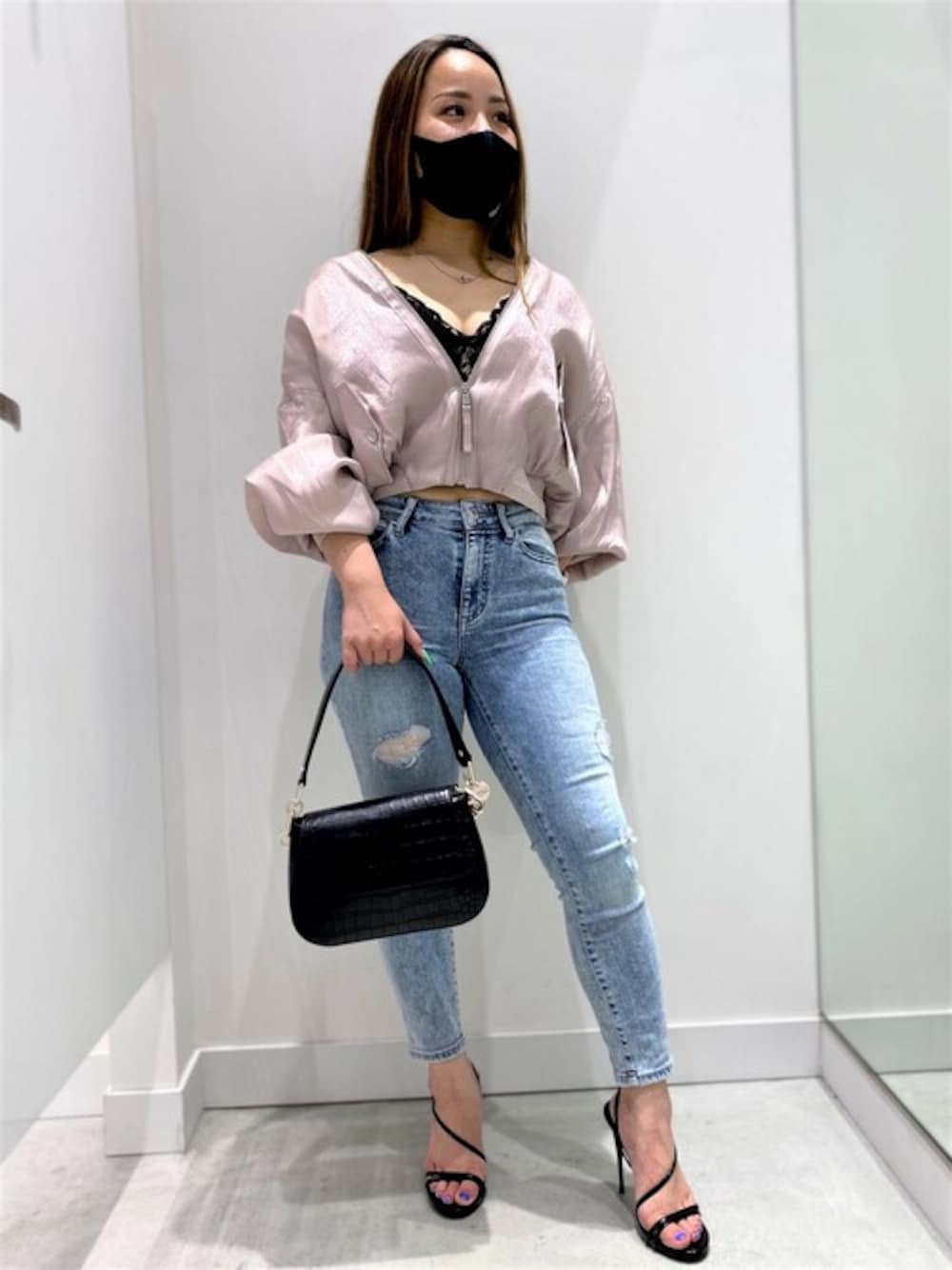 「デニム、ピンク、ショルダーバッグ、スキニーデニム、ボンバージャケット、guess、セクシー、サテン、Guess Jeans 、guessgirl」｜「GuessのLace Bralette（キャミソール、ブラック系）」を使った、GUESS JAPANさん（レディース・151cm）の秋コーディネートの1枚目の写真