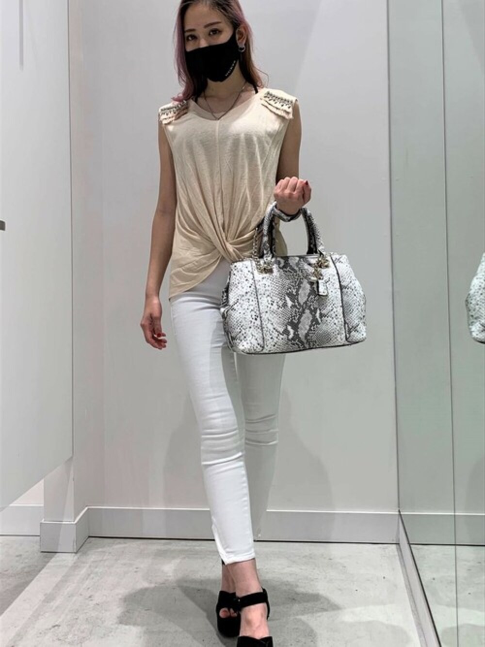 「デニム、ハンドバッグ、ホワイトデニム、タンクトップ、パイソン柄、スキニーデニム、guess、肌見せ、Guess Jeans 、guessgirl」｜「GuessのAtena Top（Tシャツ/カットソー、ピンク系）」を使った、GUESS JAPANさん（レディース・156cm）の秋コーディネートの1枚目の写真