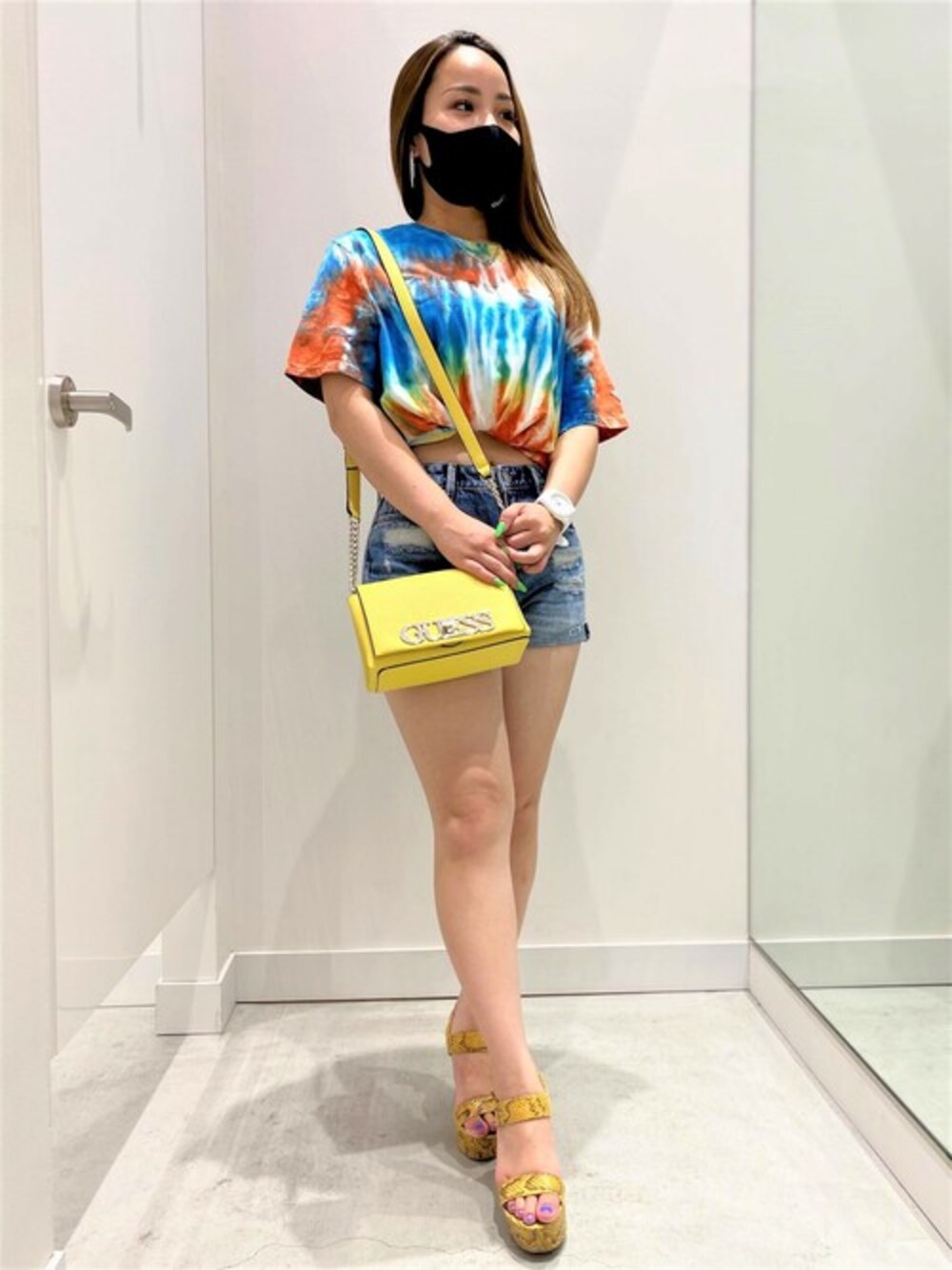 「ショルダーバッグ、ショートパンツ、Tシャツ、タイダイ柄、オーバーサイズ、ダメージデニム、ミニバッグ、guess、Guess Jeans 、guessgirl」｜「GuessのMulti Tie-Dye Tee（Tシャツ/カットソー、その他）」を使った、GUESS JAPANさん（レディース・151cm）の秋コーディネートの1枚目の写真