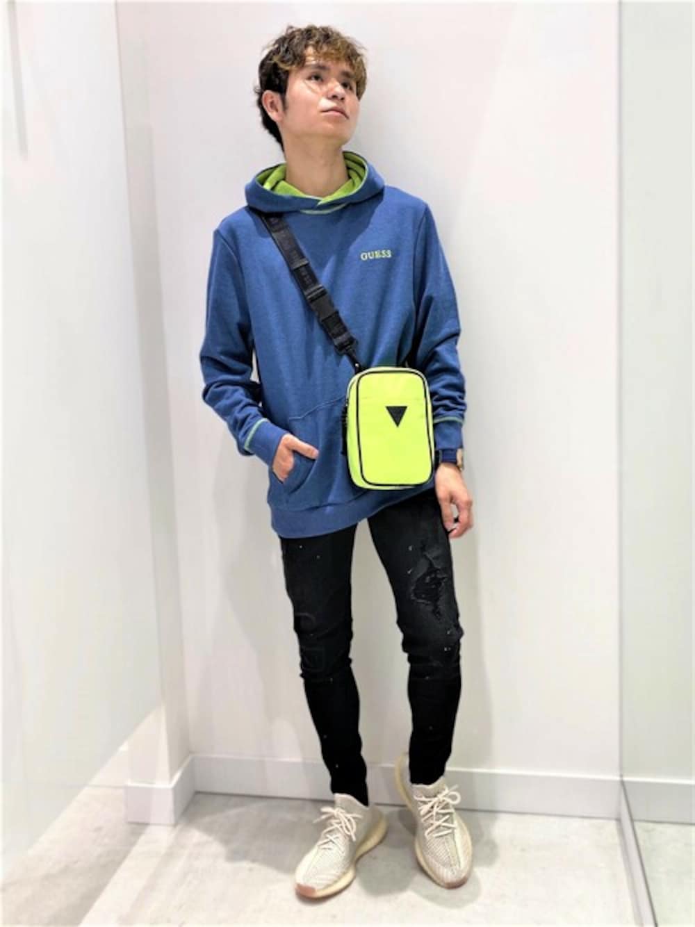 グリーン系のTシャツ/カットソー、ブルー系のパーカー、グリーン系のショルダーバッグを着用したメンズの秋コーディネートの1枚目の写真