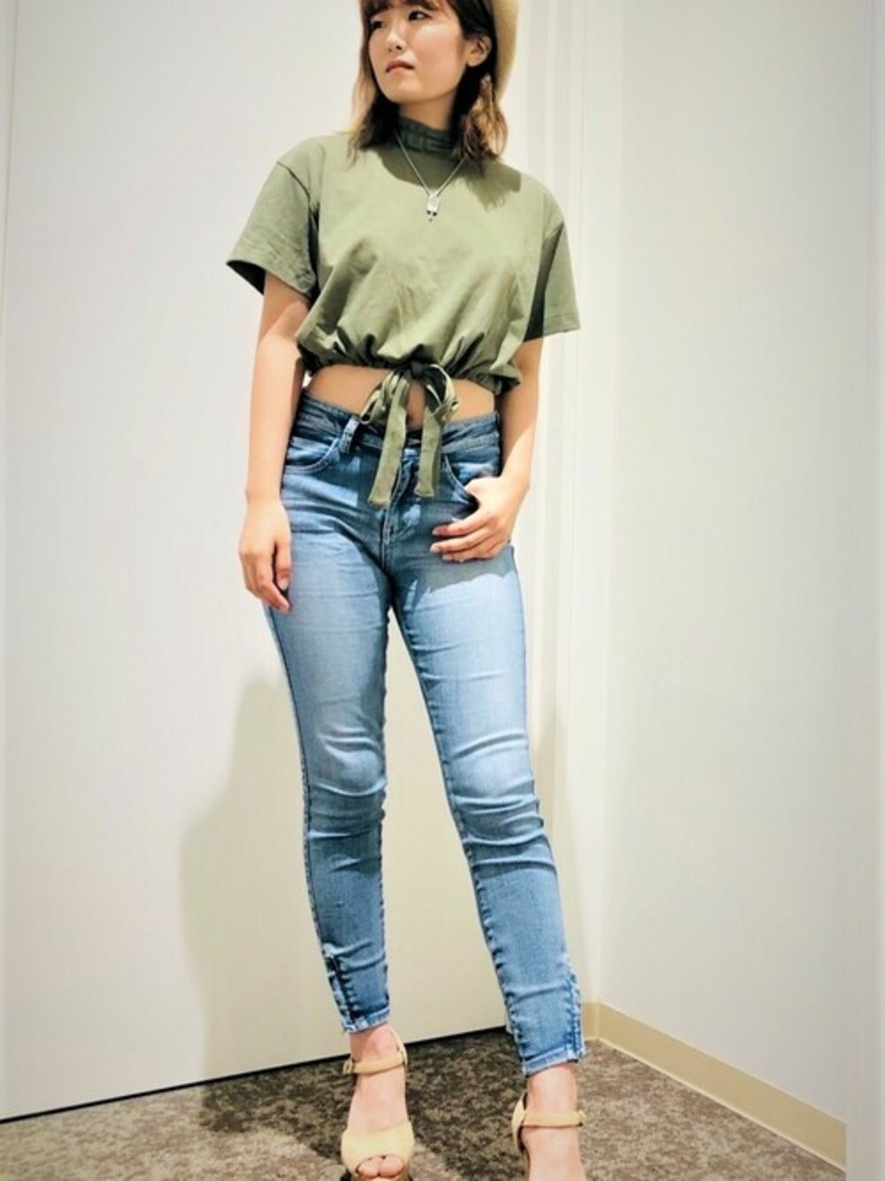「ネックレス、デニム、ベレー帽、ハイネック、スキニーデニム、クロップドトップス、guess、モックネック、Guess Jeans 、guessgirl」｜「GuessのLogo Tie Crop Mock-Neck Tee（Tシャツ/カットソー、グリーン系）」を使った、GUESS JAPANさん（レディース・153cm）の秋コーディネートの1枚目の写真