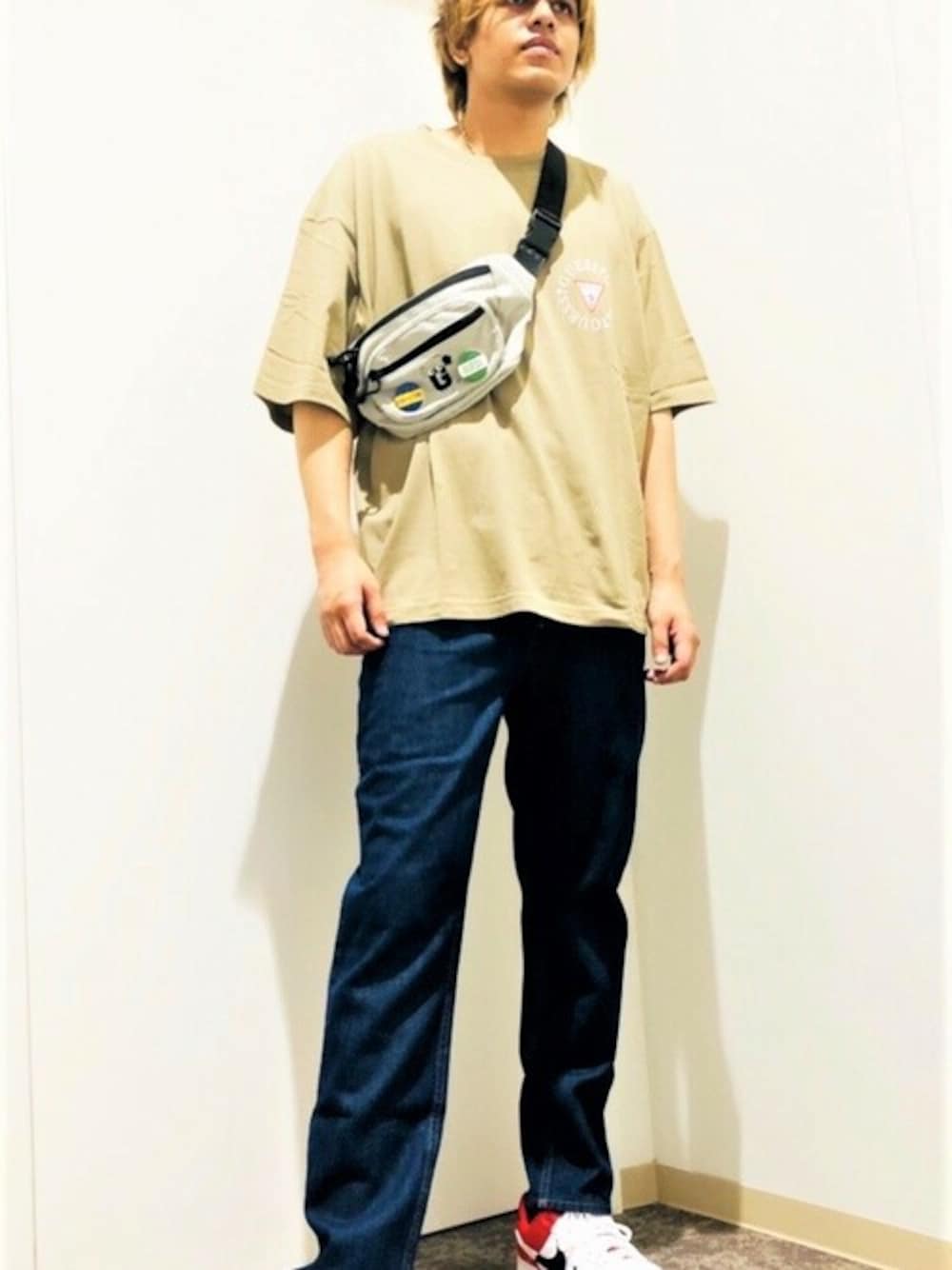 「デニム、ロゴT、コラボ、オーバーサイズ、ストレートパンツ、ウエストポーチ、guess、ゲス、日本限定、Guess Jeans 」｜「GuessのOversized Circle Triangle Logo Tee（Tシャツ/カットソー、ブラウン系）」を使った、GUESS JAPANさん（メンズ・184cm）の秋コーディネートの1枚目の写真