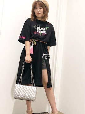 「スリット」｜「アイテム（帽子）」を使った、GUESS JAPANさん（レディース・153cm）の秋コーディネート