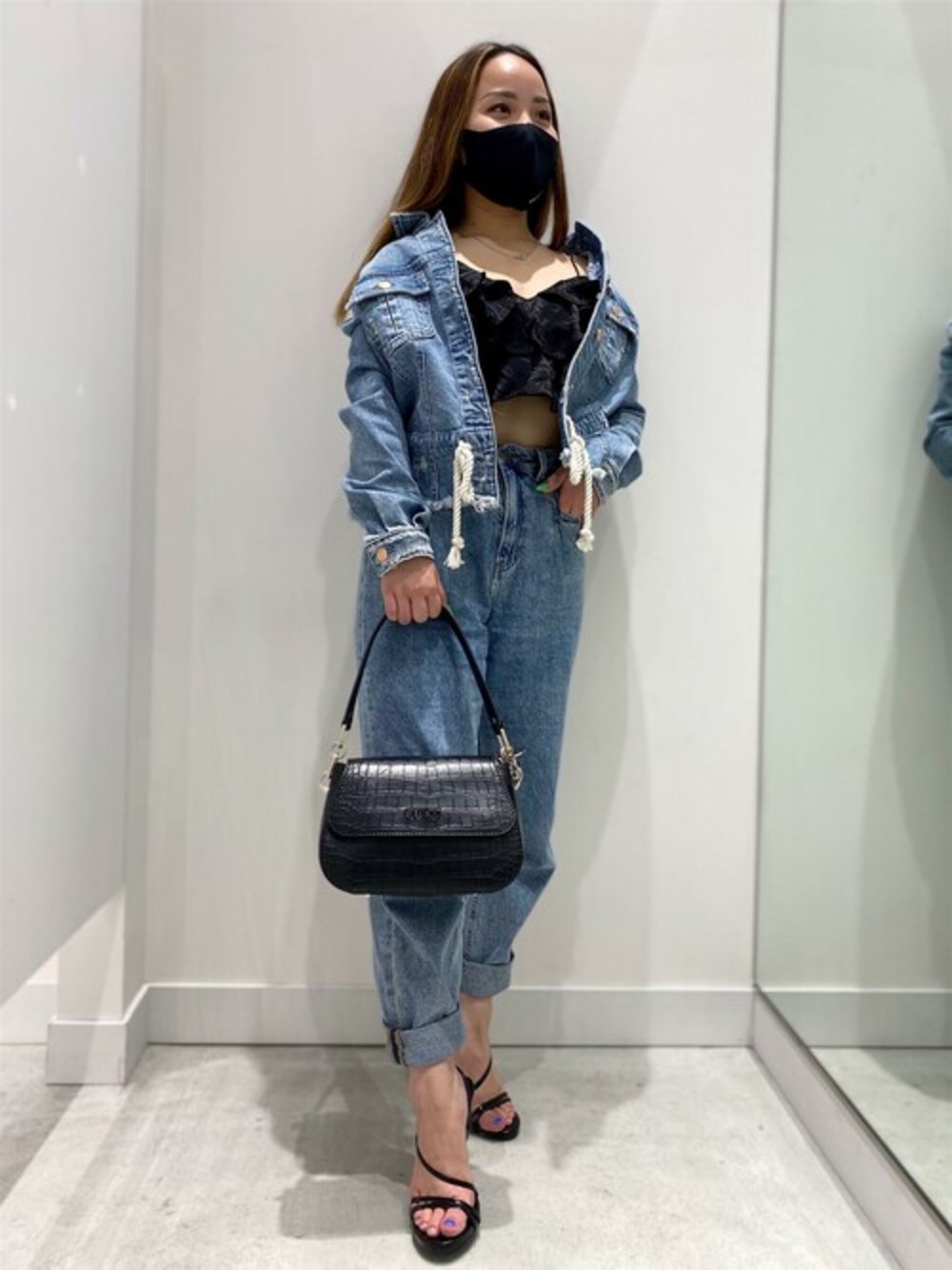 「デニム、デニムジャケット、ショルダーバッグ、キャミソール、インディゴデニム、デニムオンデニム、guess、ワイドデニム、Guess Jeans 、guessgirl」｜「GuessのDesta Sleeveless Ruffle Cropped Top（キャミソール、ブラック系）」を使った、GUESS JAPANさん（レディース・151cm）の秋コーディネートの1枚目の写真