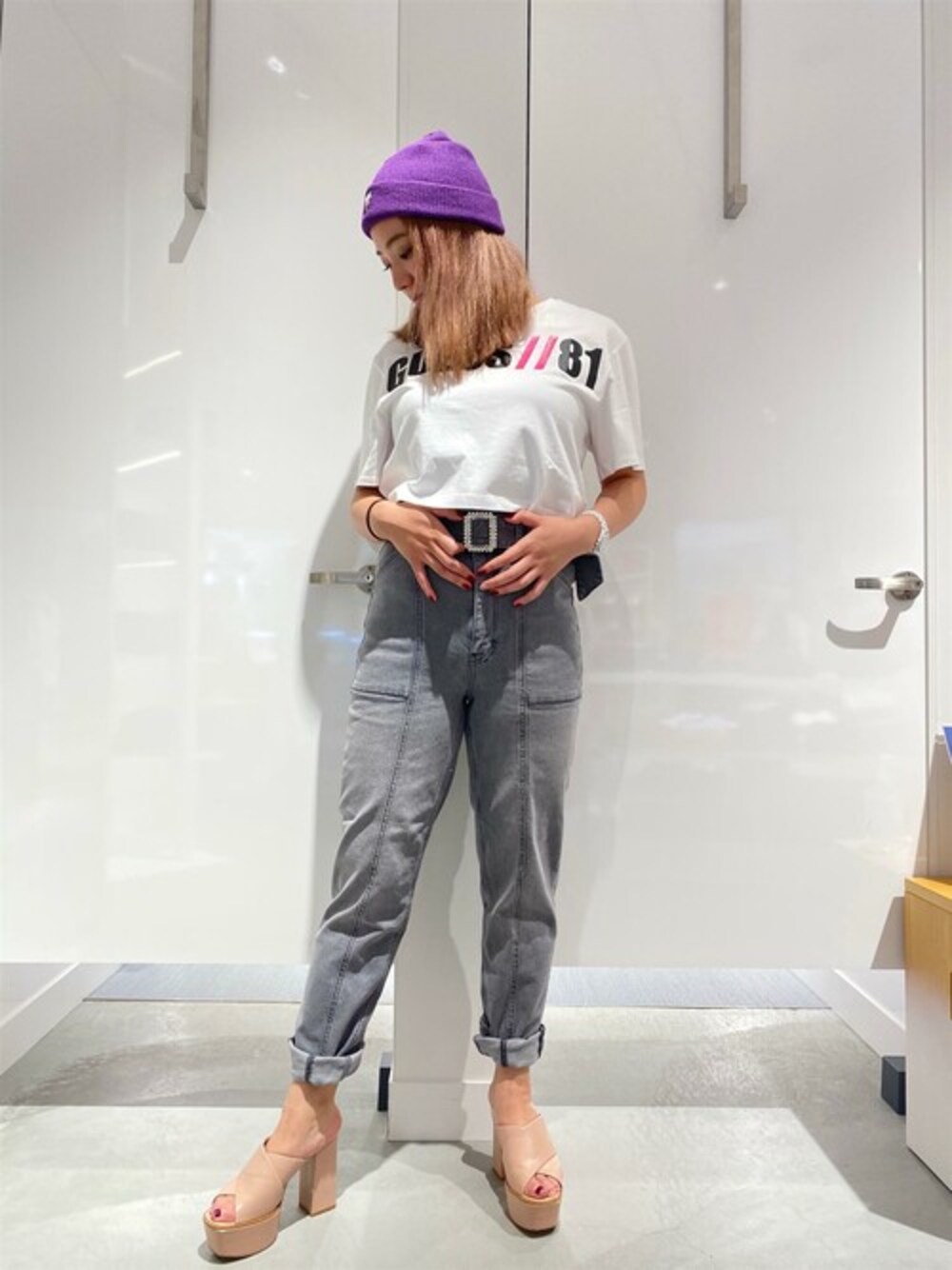 「ロゴT、ニット帽、カーゴ、ビーニー、クロップドトップス、カジュアルコーデ、guess、ハイライズ、Guess Jeans 、guessgirl」｜「GuessのClarissa Tee（Tシャツ/カットソー、ホワイト系）」を使った、GUESS JAPANさん（レディース・161cm）の秋コーディネートの1枚目の写真