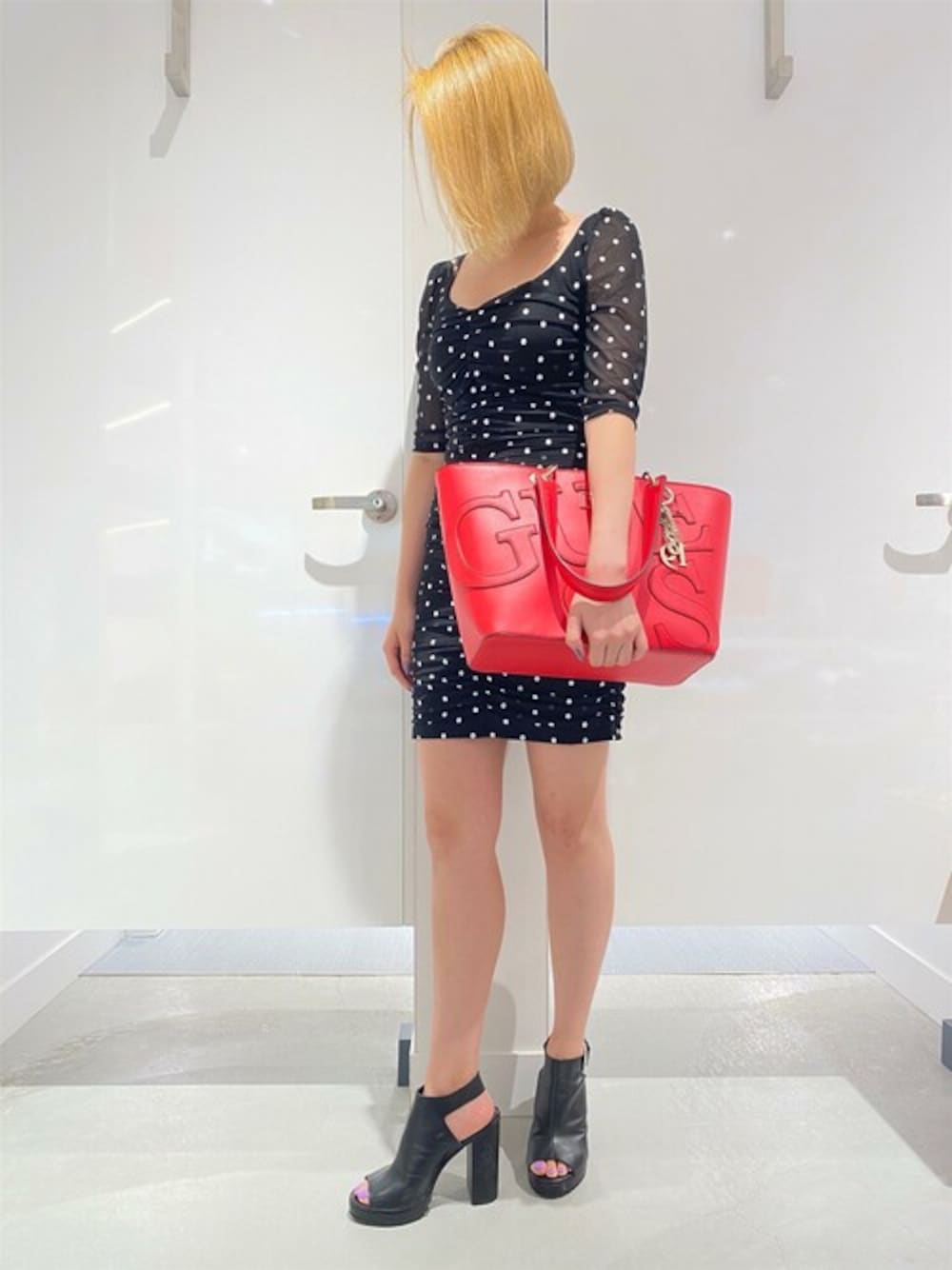「トートバッグ、ワンピース、ブラックコーデ、ドット、ロゴ、guess、セクシー、ミニワンピース、Guess Jeans 、guessgirl」｜「GuessのLuce Dress（ワンピース、ブラック系）」を使った、GUESS JAPANさん（レディース・156cm）の秋コーディネートの1枚目の写真