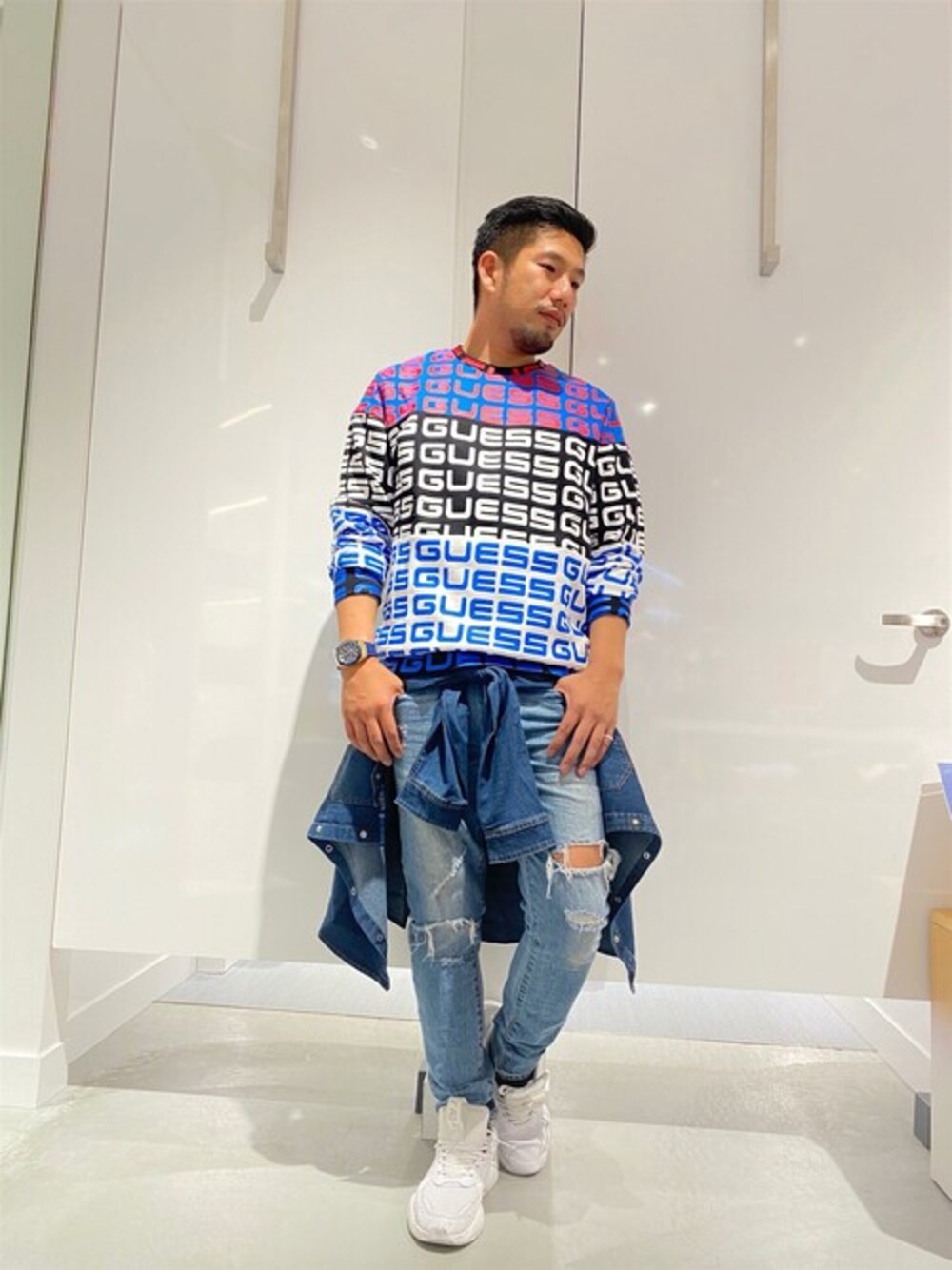 「スウェット、デニム、デニムシャツ、ロゴスウェット、インディゴ、スキニーデニム、ライトブルー、guess、ゲス、Guess Jeans 」｜「GuessのAmedeus All Over Logo Fleece Crewneck Sweat（スウェット、その他）」を使った、GUESS JAPANさん（メンズ・170cm）の秋コーディネートの1枚目の写真