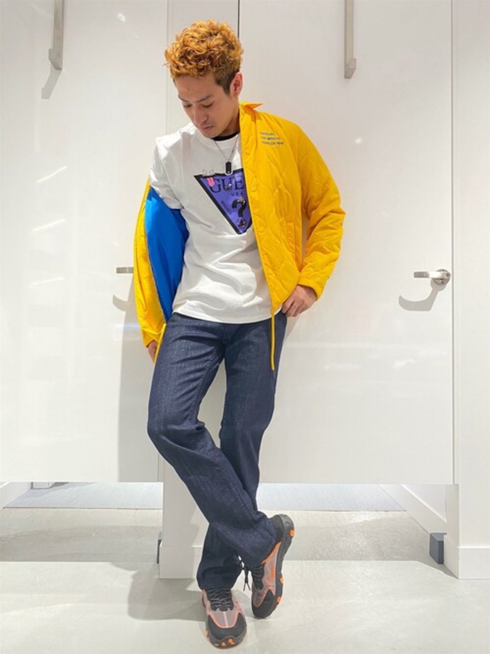 イエロー系のその他アウター、ブルー系のデニムパンツを着用したメンズの秋コーディネートの1枚目の写真