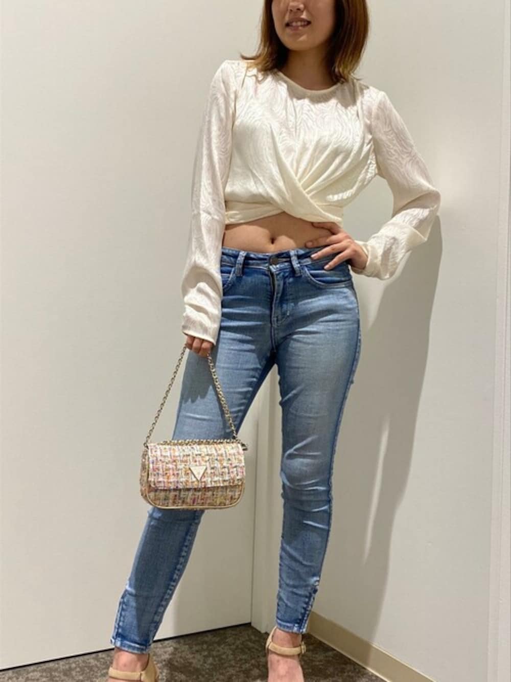 ホワイト系のTシャツ/カットソー、ブラック系のデニムパンツを着用したレディースの秋コーディネートの1枚目の写真