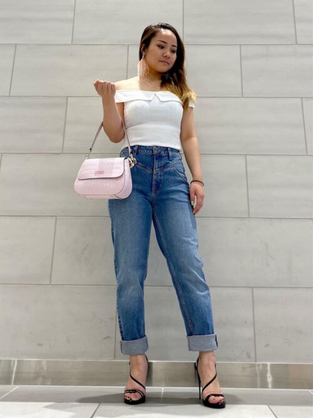 「デニム、ショルダーバッグ、ハイウエスト、オフショル、フェザー、インディゴデニム、シンプルコーデ、guess、Guess Jeans 、guessgirl」｜「GuessのSandy Rib Top（Tシャツ/カットソー、ホワイト系）」を使った、GUESS JAPANさん（レディース・156cm）の秋コーディネートの1枚目の写真