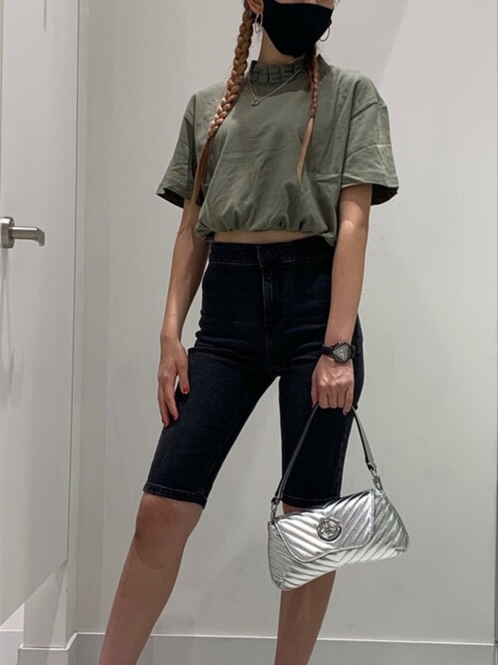 「ロゴT、ショルダーバッグ、スポーツミックス、ハーフパンツ、ブラックデニム、カジュアルコーデ、guess、モックネック、Guess Jeans 、guessgirl」｜「GuessのLogo Tie Crop Mock-Neck Tee（Tシャツ/カットソー、グリーン系）」を使った、GUESS JAPANさん（レディース・156cm）の秋コーディネートの1枚目の写真