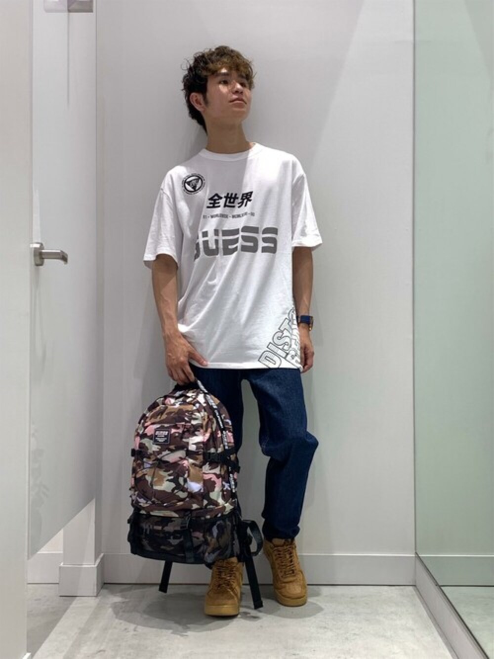ホワイト系のTシャツ/カットソー、ブルー系のデニムパンツ、その他のバックパック/リュックを着用したメンズの秋コーディネートの1枚目の写真
