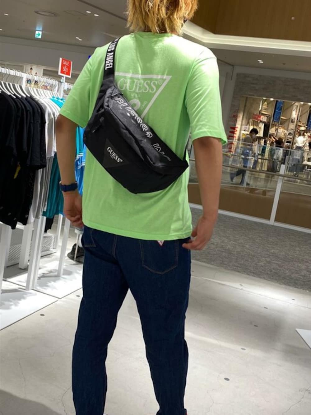 グリーン系のTシャツ/カットソー、ブルー系のデニムパンツ、ブルー系のデニムパンツを着用したメンズの秋コーディネートの1枚目の写真