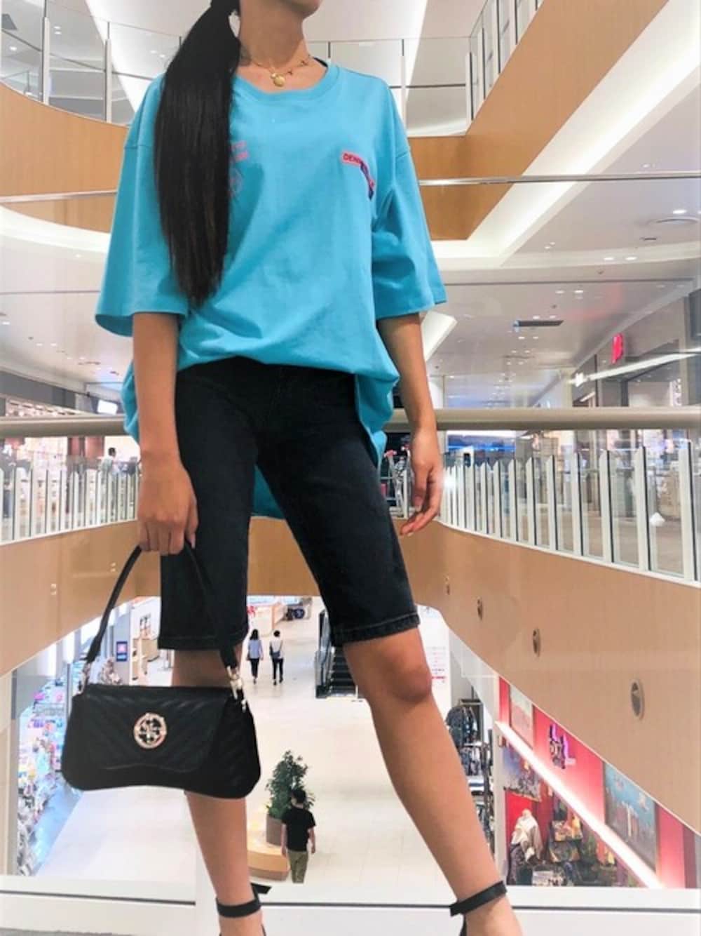 「ロゴT、ショルダーバッグ、ショートパンツ、Tシャツ、オーバーサイズ、スポーツミックス、カジュアルコーデ、guess、Guess Jeans 、guessgirl」｜「GuessのLoose-Fit Downtown Logo Tee（Tシャツ/カットソー、グリーン系）」を使った、GUESS JAPANさん（レディース・157cm）の秋コーディネートの1枚目の写真