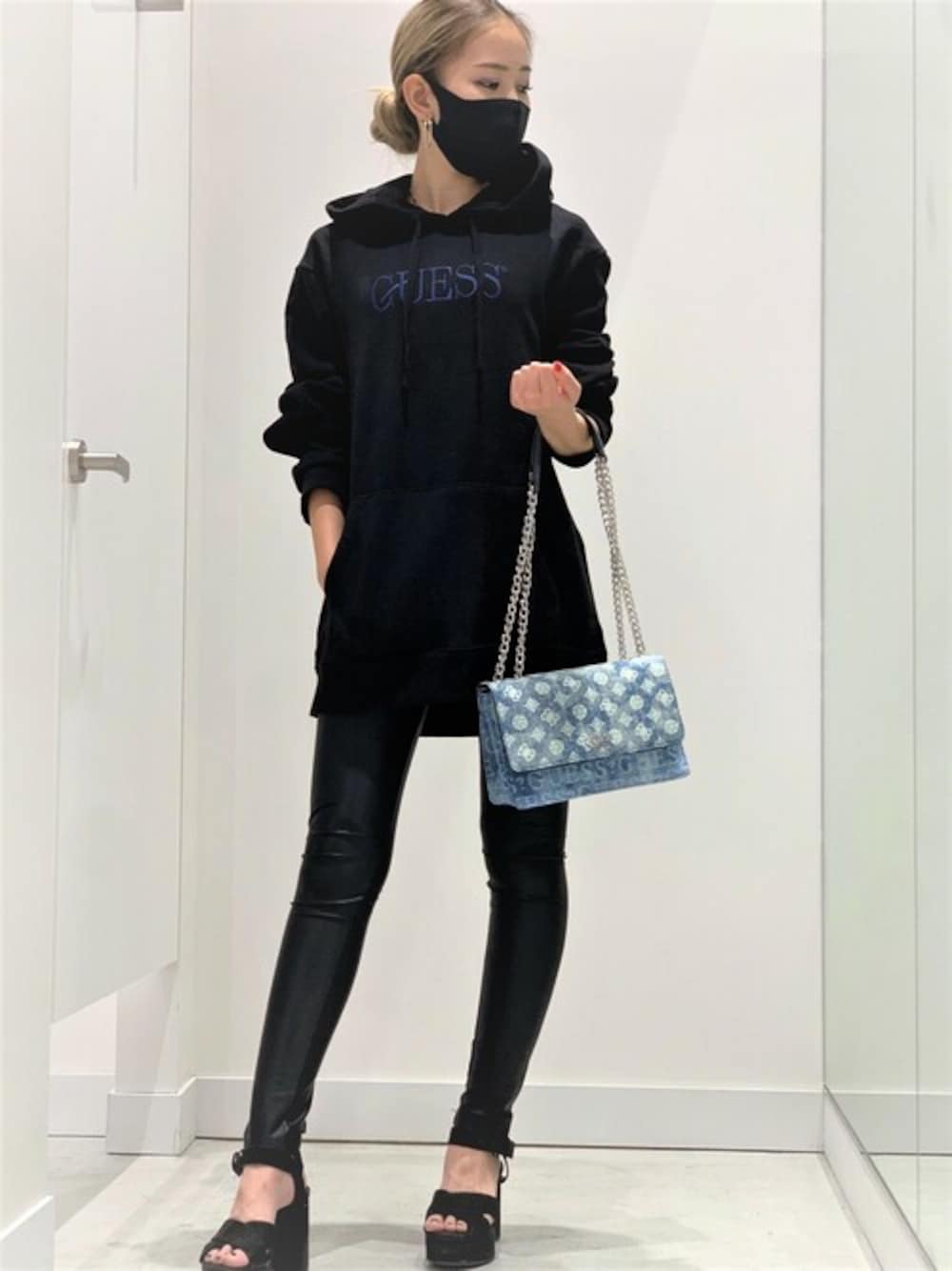 「ショルダーバッグ、パーカー、ブラックコーデ、レギンス、オーバーサイズ、ユニセックス、guess、ロゴパーカー、Guess Jeans 、guessgirl」｜「GuessのGUESS Originals Eco Roy Fleece Logo Hooded Parka（パーカー、ブラック系）」を使った、GUESS JAPANさん（レディース・156cm）の秋コーディネートの1枚目の写真