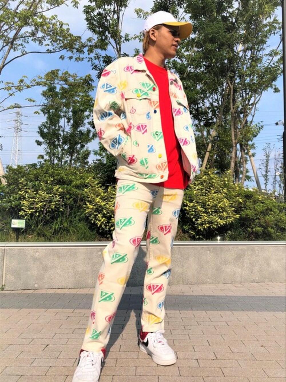 「デニム、セットアップ、キャップ、オーバーサイズ、コラボレーション、マルチカラー、guess、ゲス、Guess Jeans 、jbalvin」｜「GuessのGUESS x J BALVIN Guess Logo Tee（Tシャツ/カットソー、レッド系）」を使った、GUESS JAPANさん（メンズ・184cm）の秋コーディネートの1枚目の写真